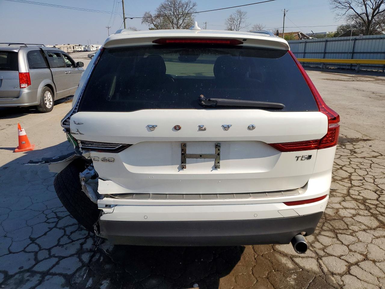 2019 Volvo Xc60 T5 White vin: LYV102RK1KB322589