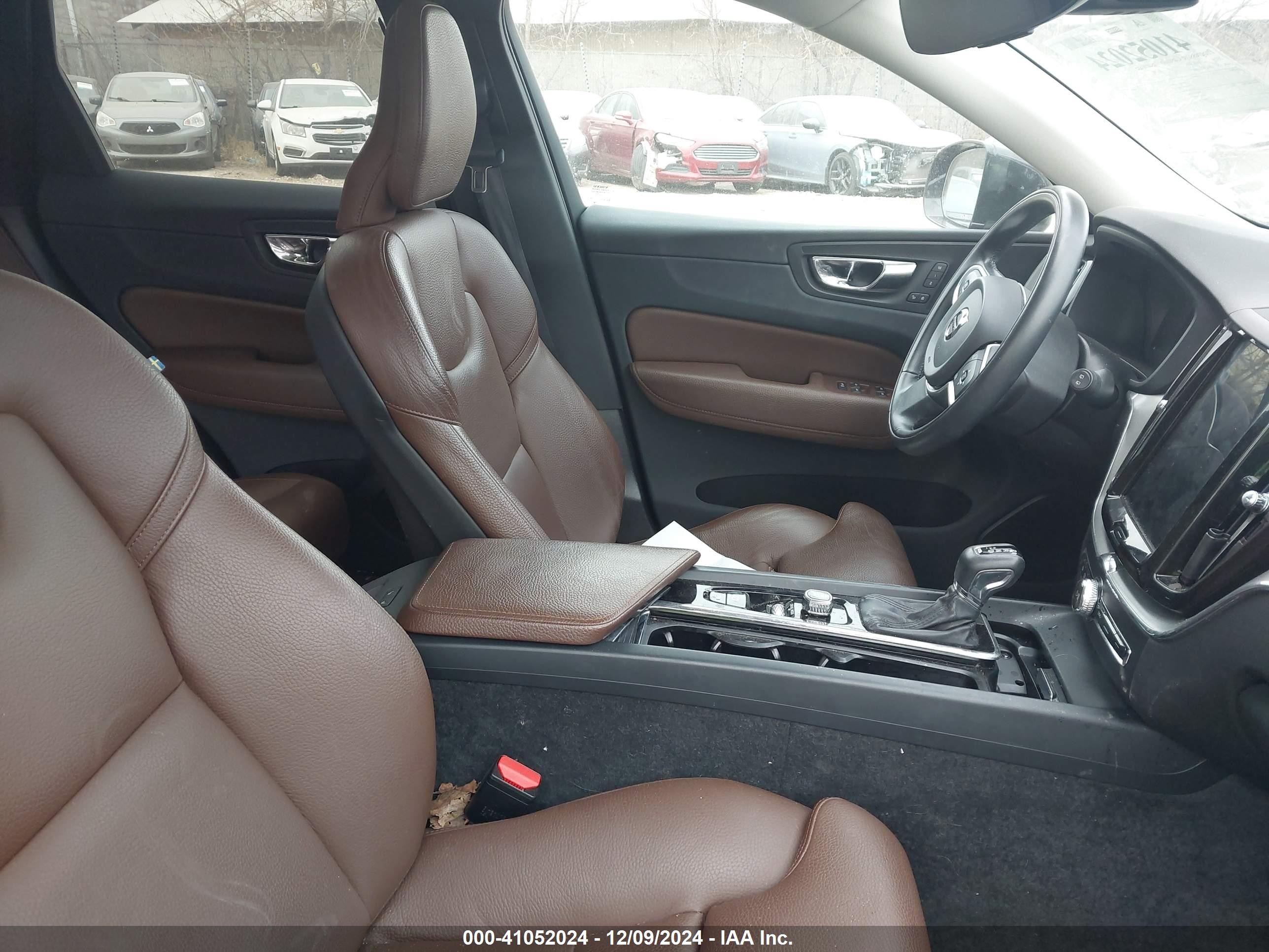 2019 Volvo Xc60 T5 Momentum Black vin: LYV102RK3KB238662