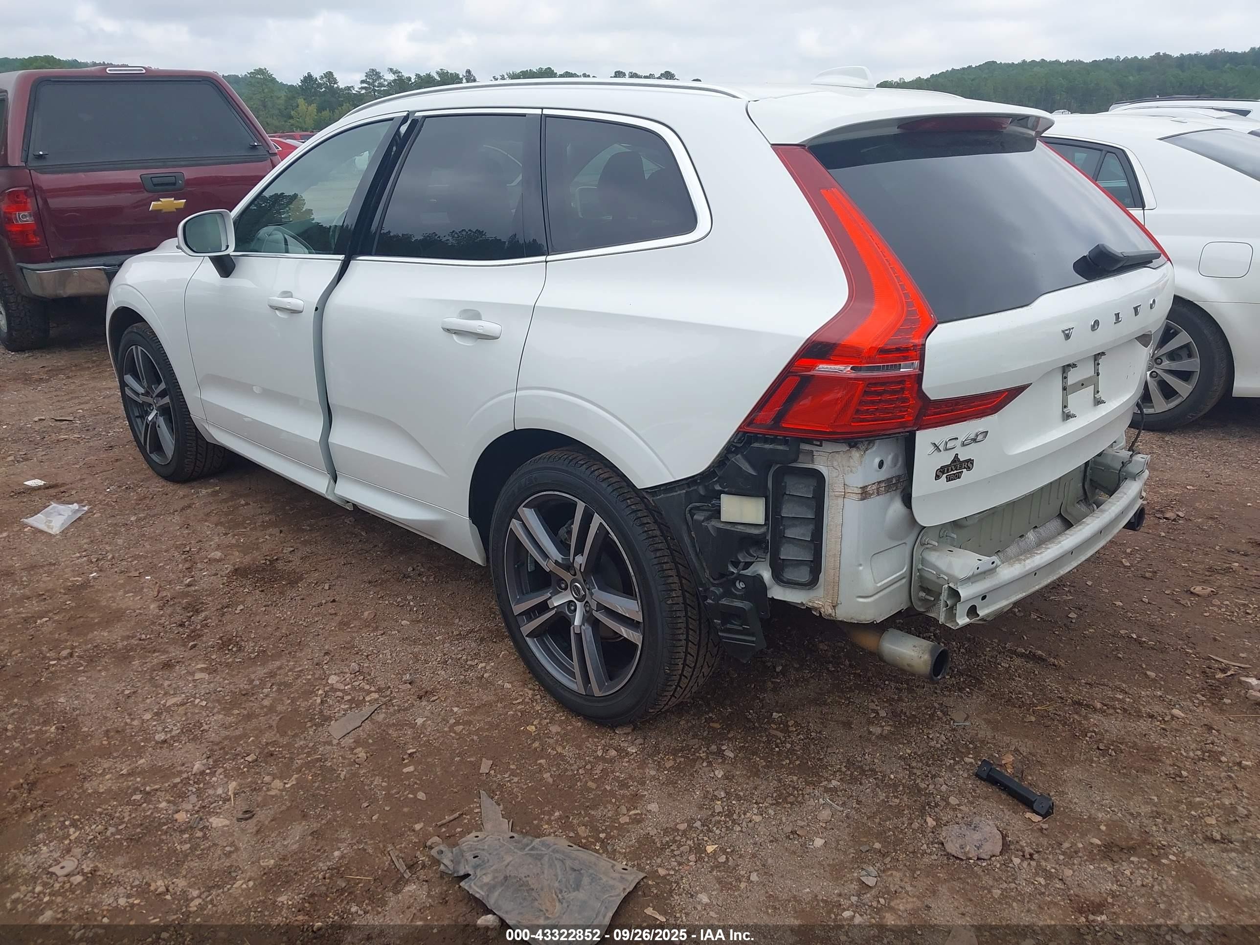 2018 Volvo Xc60 T5 Momentum Белый vin: LYV102RKXJB102267