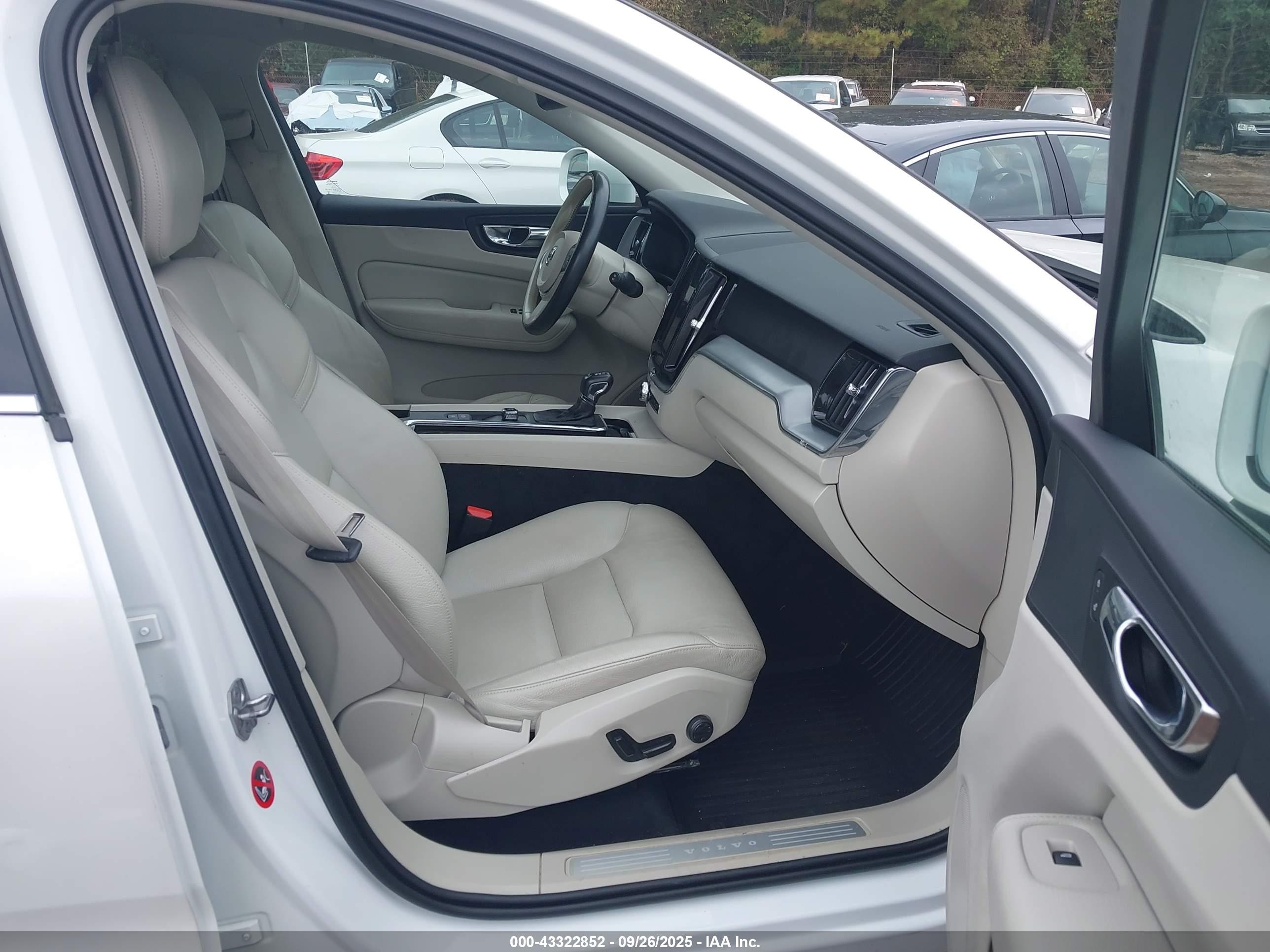 2018 Volvo Xc60 T5 Momentum Белый vin: LYV102RKXJB102267
