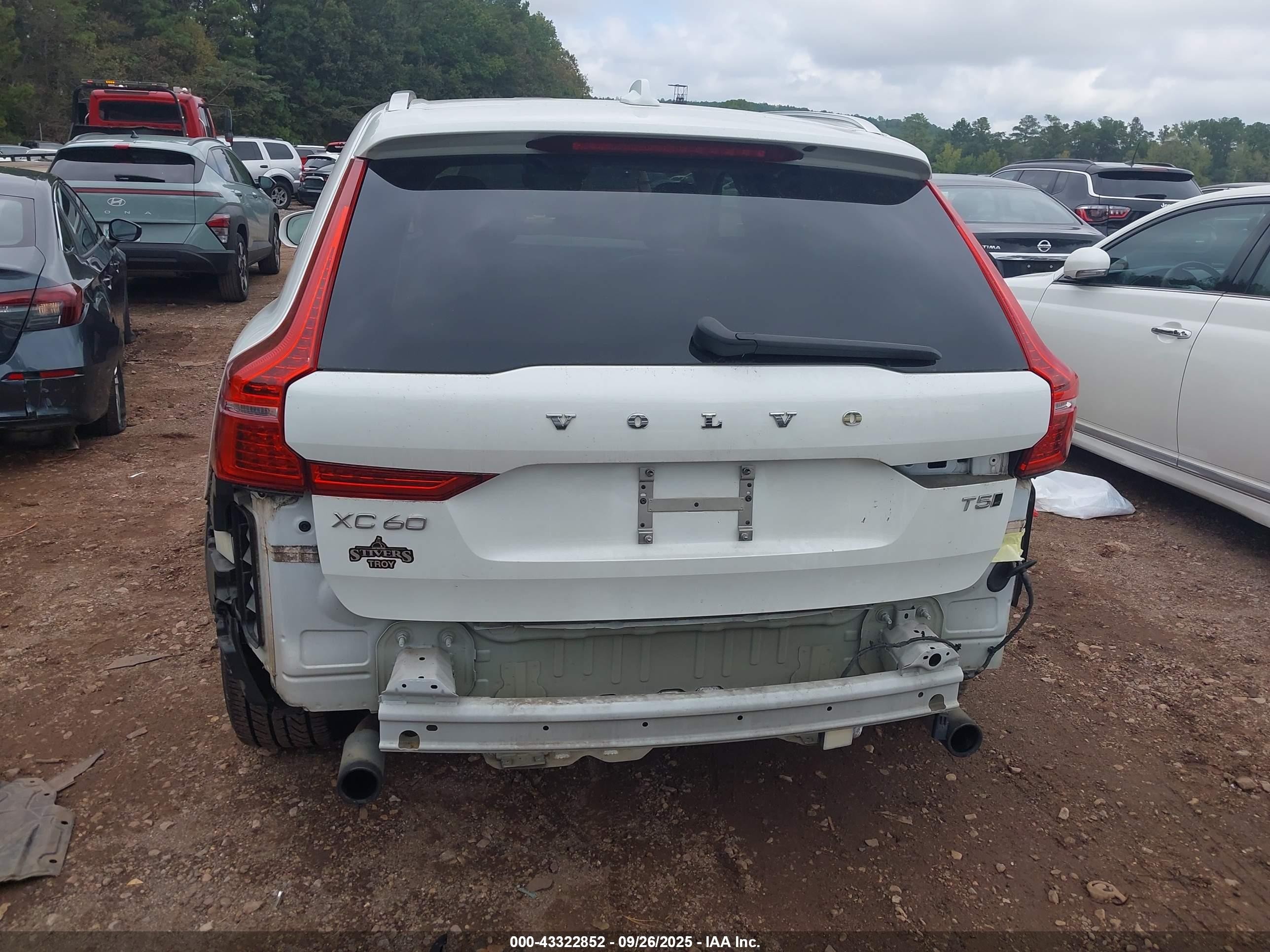 2018 Volvo Xc60 T5 Momentum Белый vin: LYV102RKXJB102267