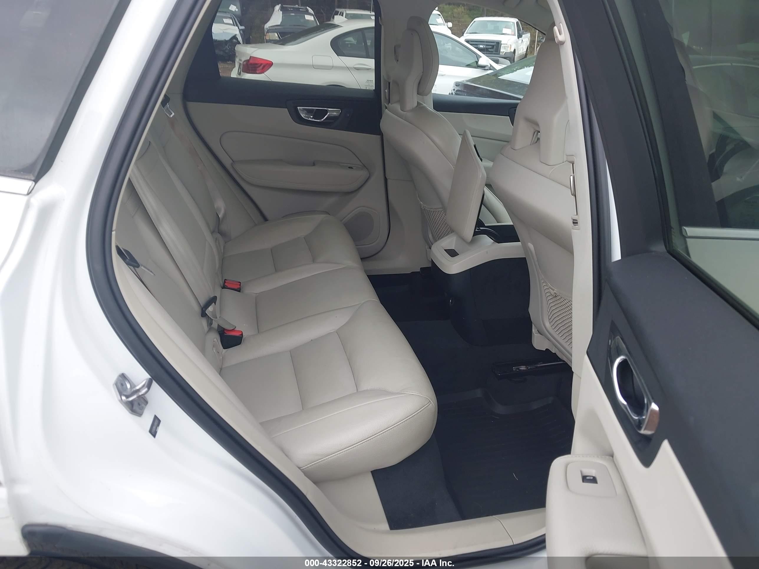 2018 Volvo Xc60 T5 Momentum Белый vin: LYV102RKXJB102267