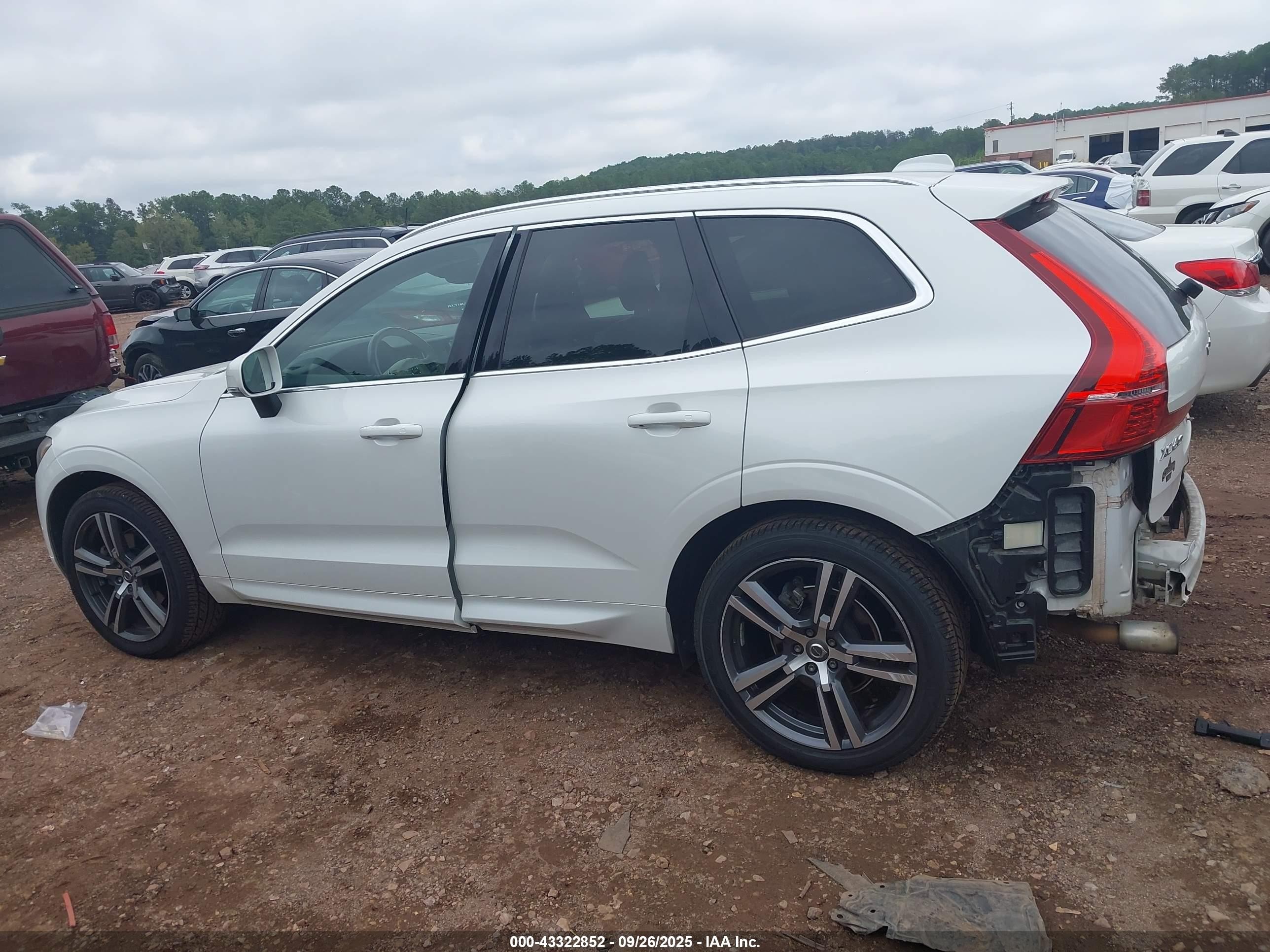 2018 Volvo Xc60 T5 Momentum Белый vin: LYV102RKXJB102267