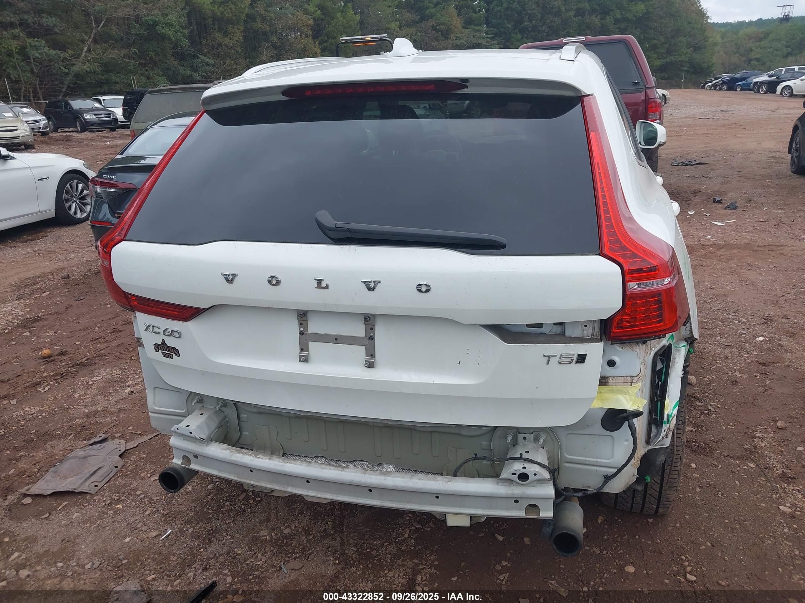 2018 Volvo Xc60 T5 Momentum Белый vin: LYV102RKXJB102267