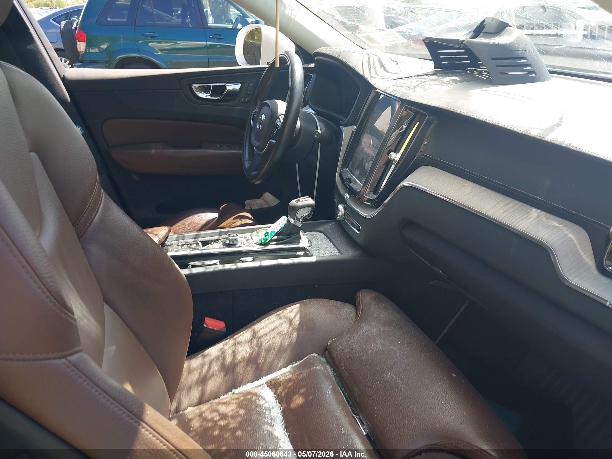 2018 Volvo Xc60 T5 Inscription Белый vin: LYV102RL9JB097541