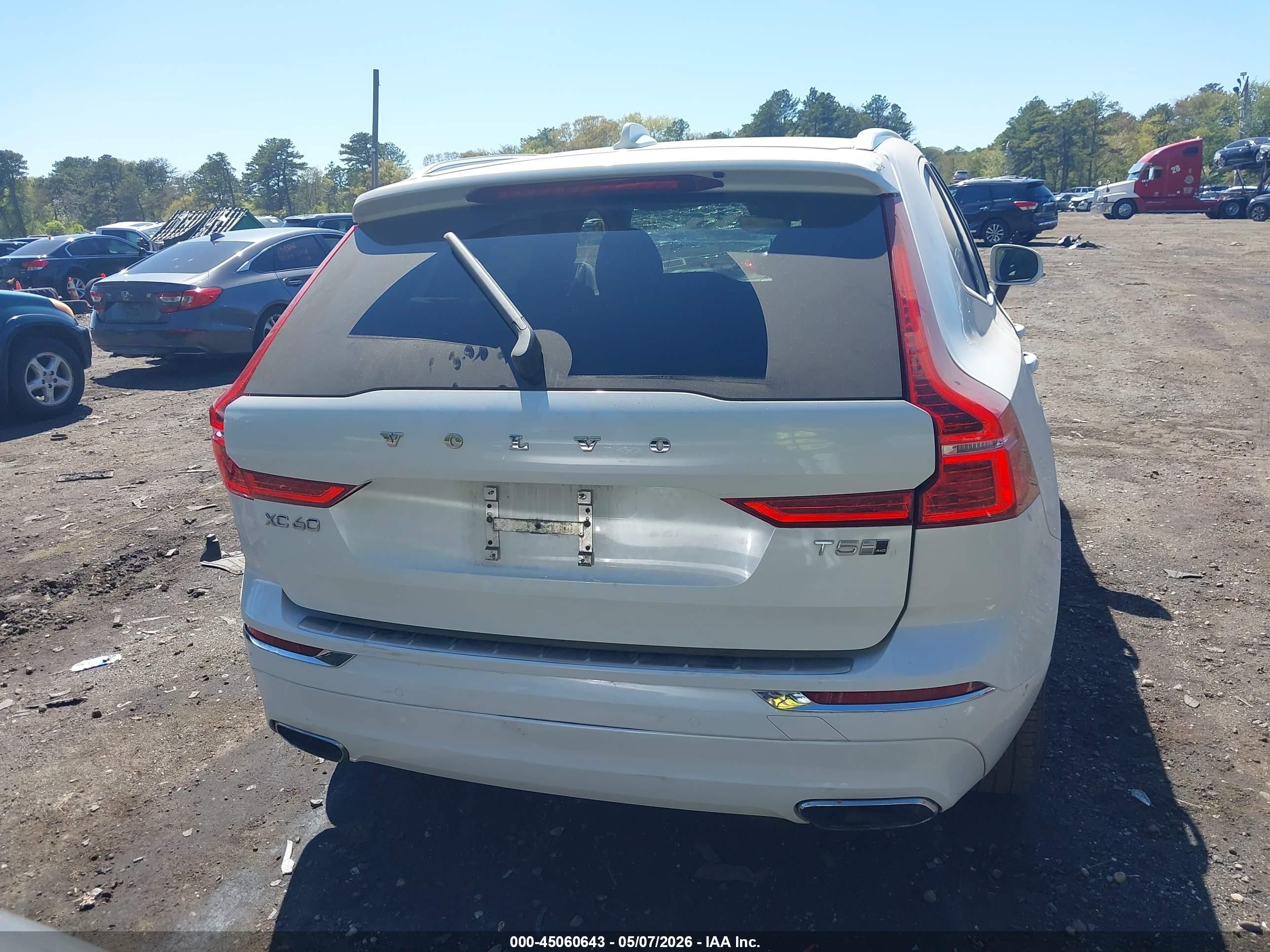 2018 Volvo Xc60 T5 Inscription Белый vin: LYV102RL9JB097541
