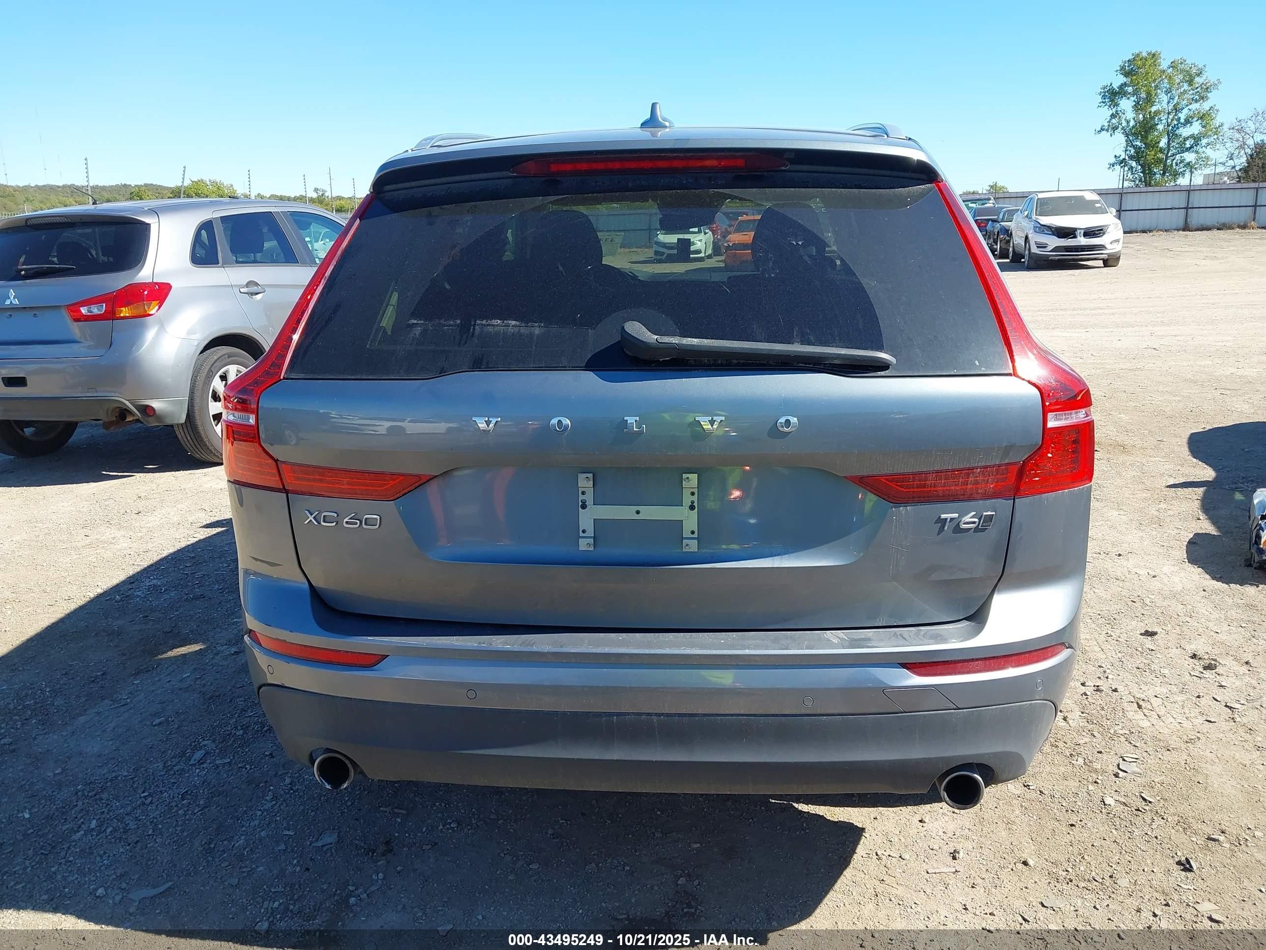 2018 Volvo Xc60 T6 Momentum Silver vin: LYVA22RK4JB122671