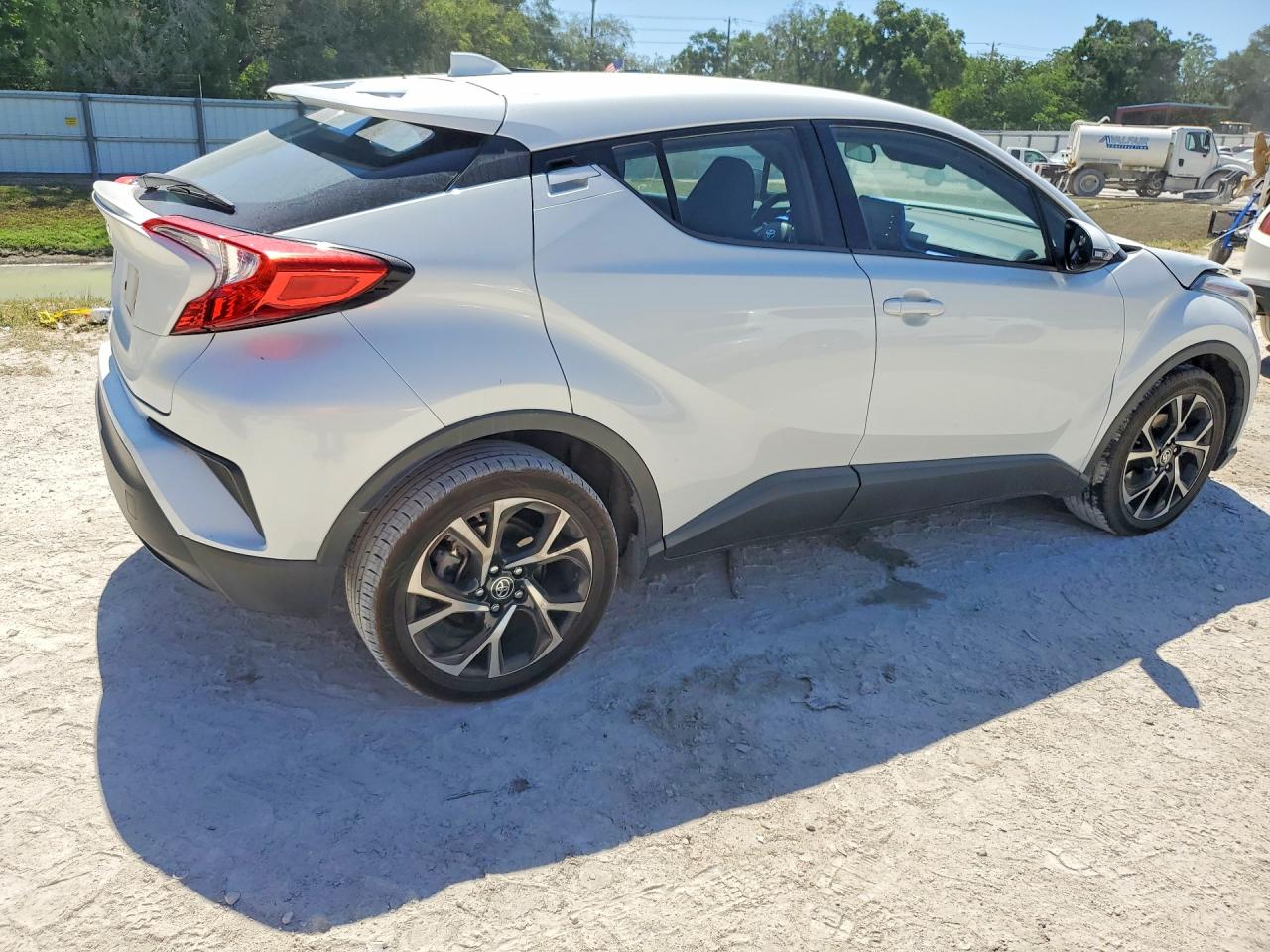 2020 Toyota C-hr Xle White vin: NMTKHMBX8LR110409