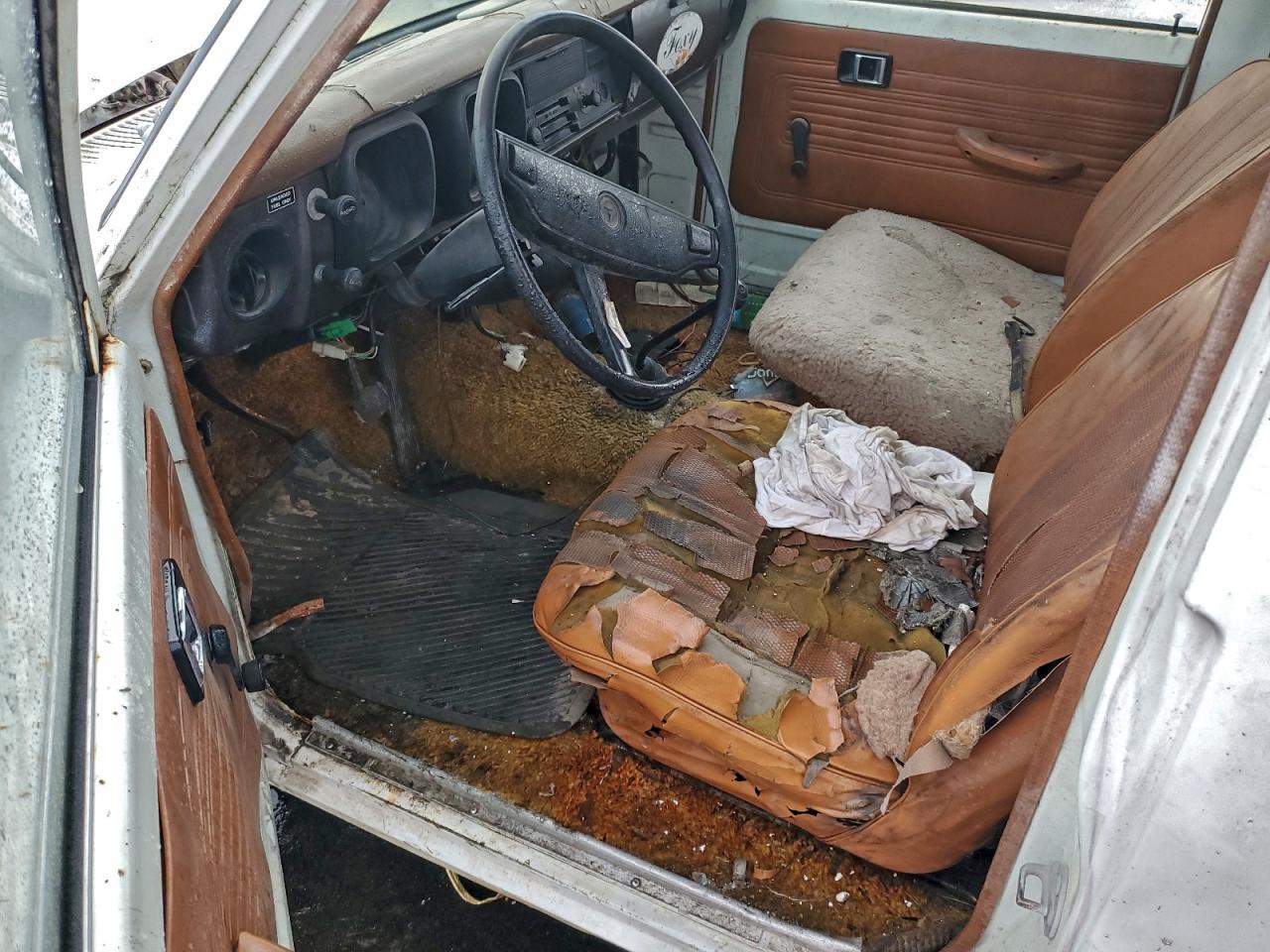 1976 Toyota Van White vin: RN28038016