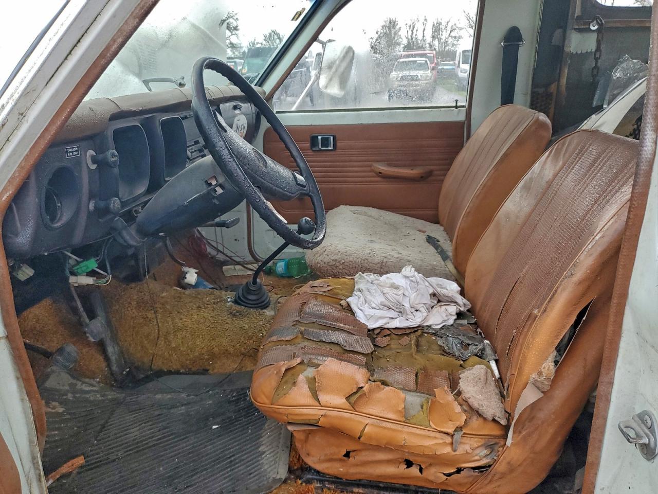 1976 Toyota Van White vin: RN28038016
