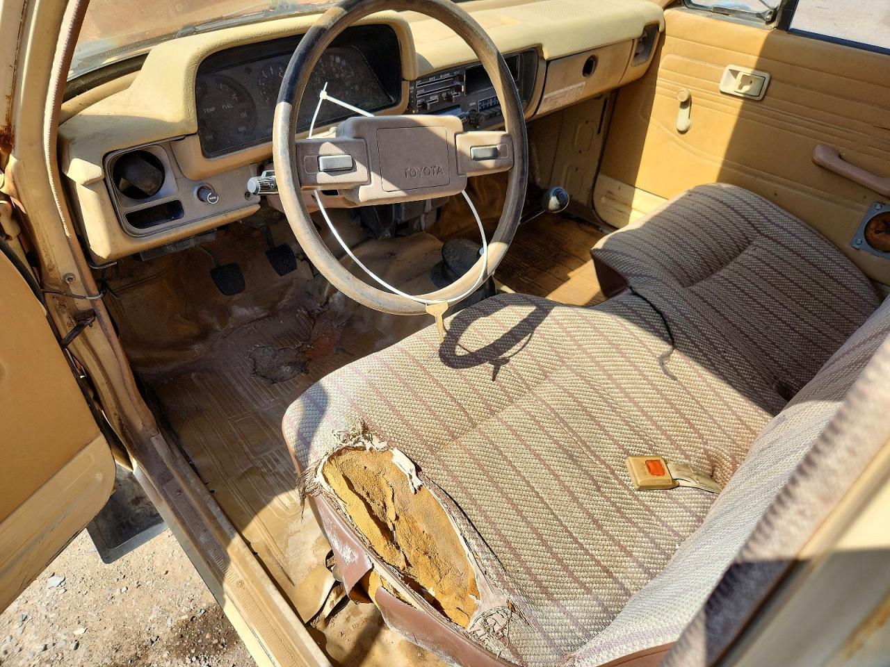 1980 Toyota 4wd Pick-up Beige vin: RN37032100