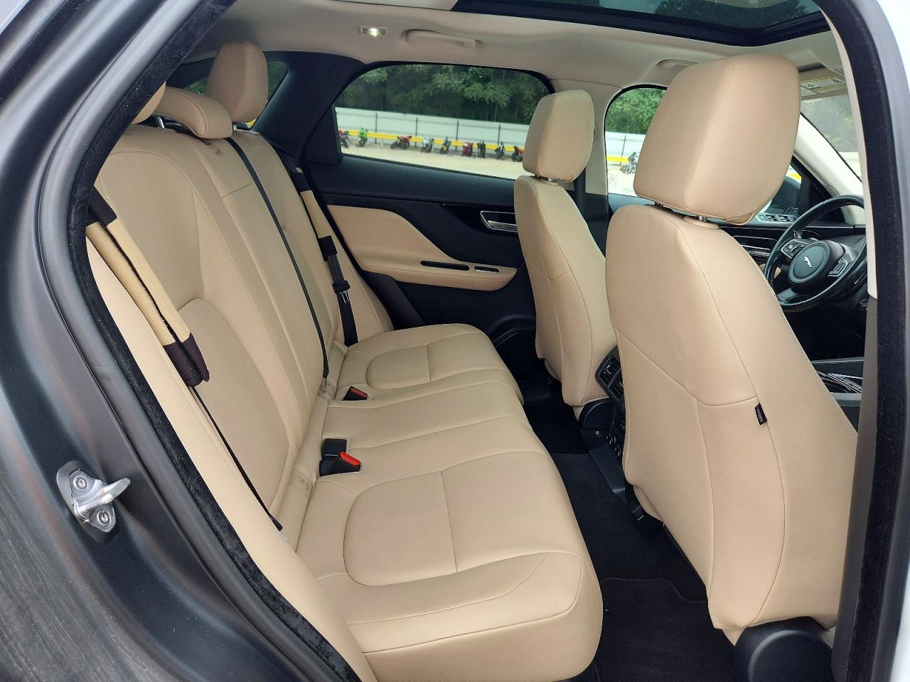 2017 Jaguar F-pace Premium White vin: SADCJ2BN0HA095278