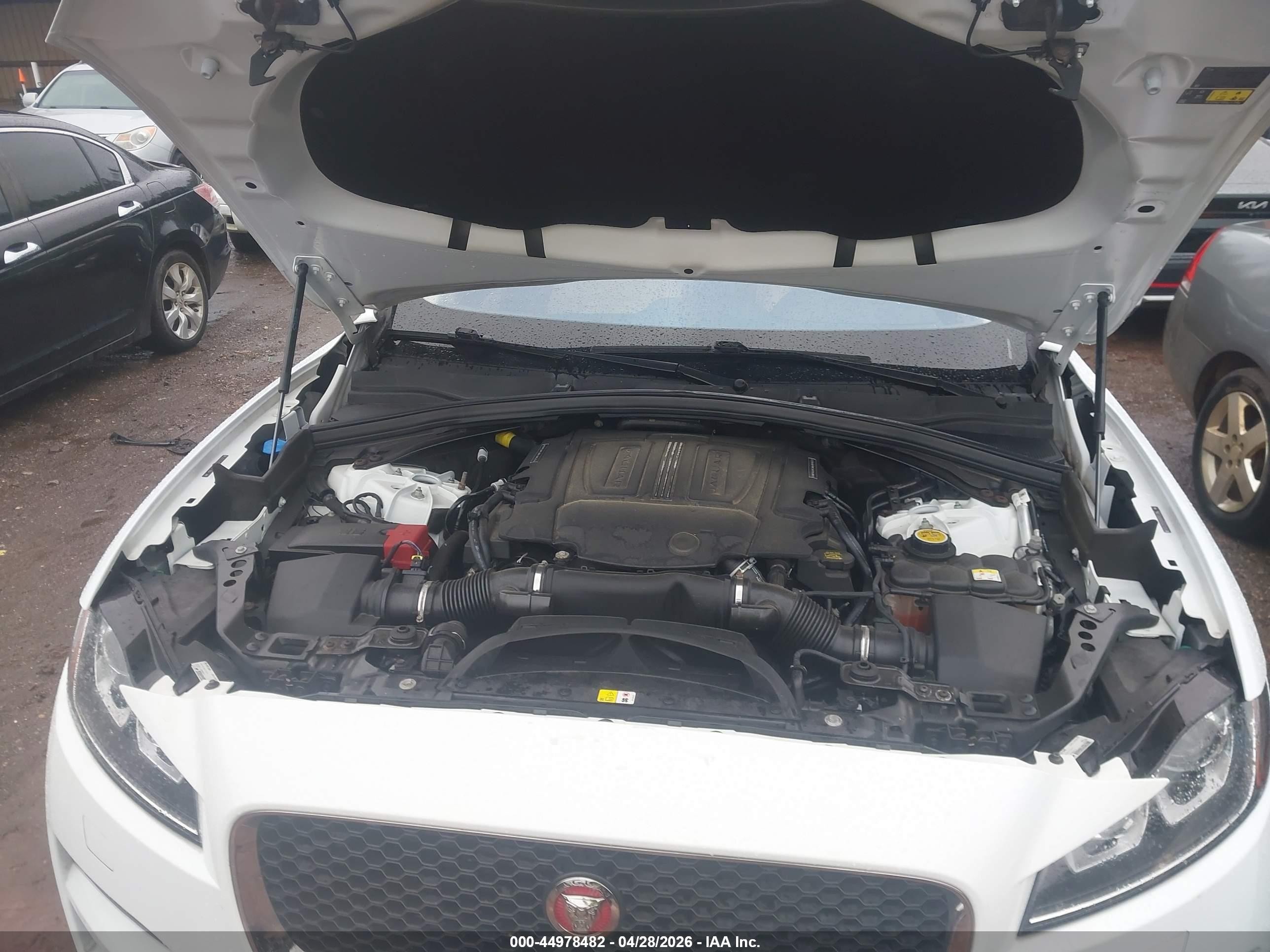 2017 Jaguar F-pace 35t Premium White vin: SADCJ2BV5HA893453