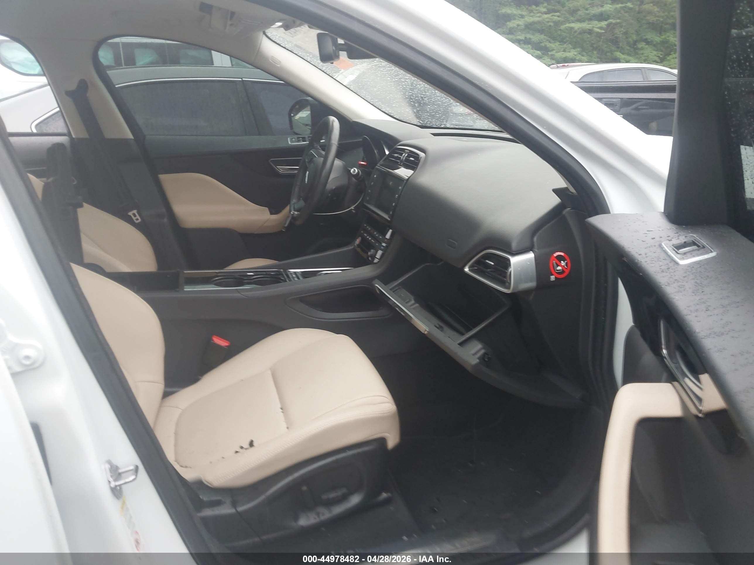 2017 Jaguar F-pace 35t Premium White vin: SADCJ2BV5HA893453