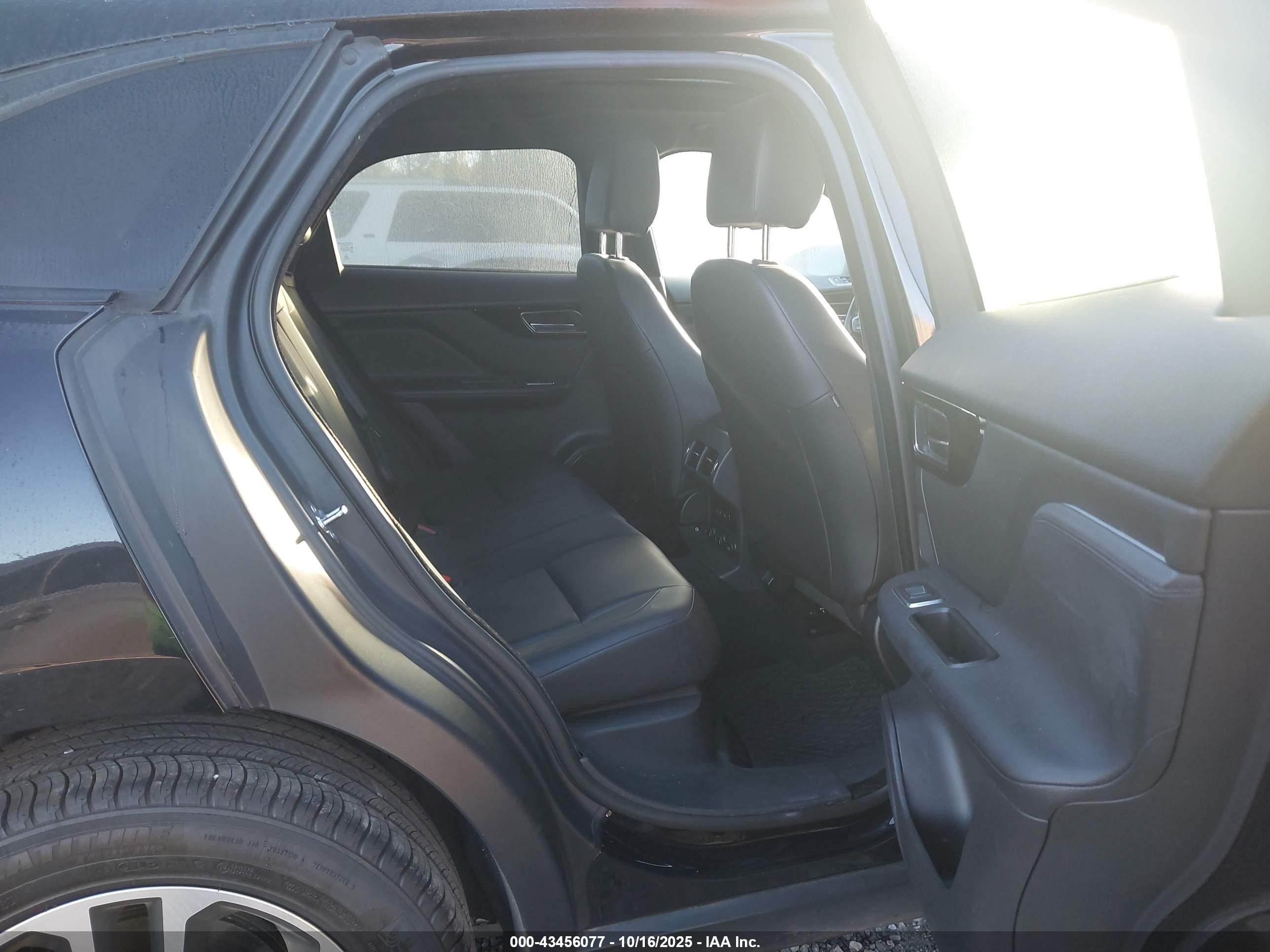 2018 Jaguar F-pace 25t Premium Black vin: SADCJ2FX5JA264714