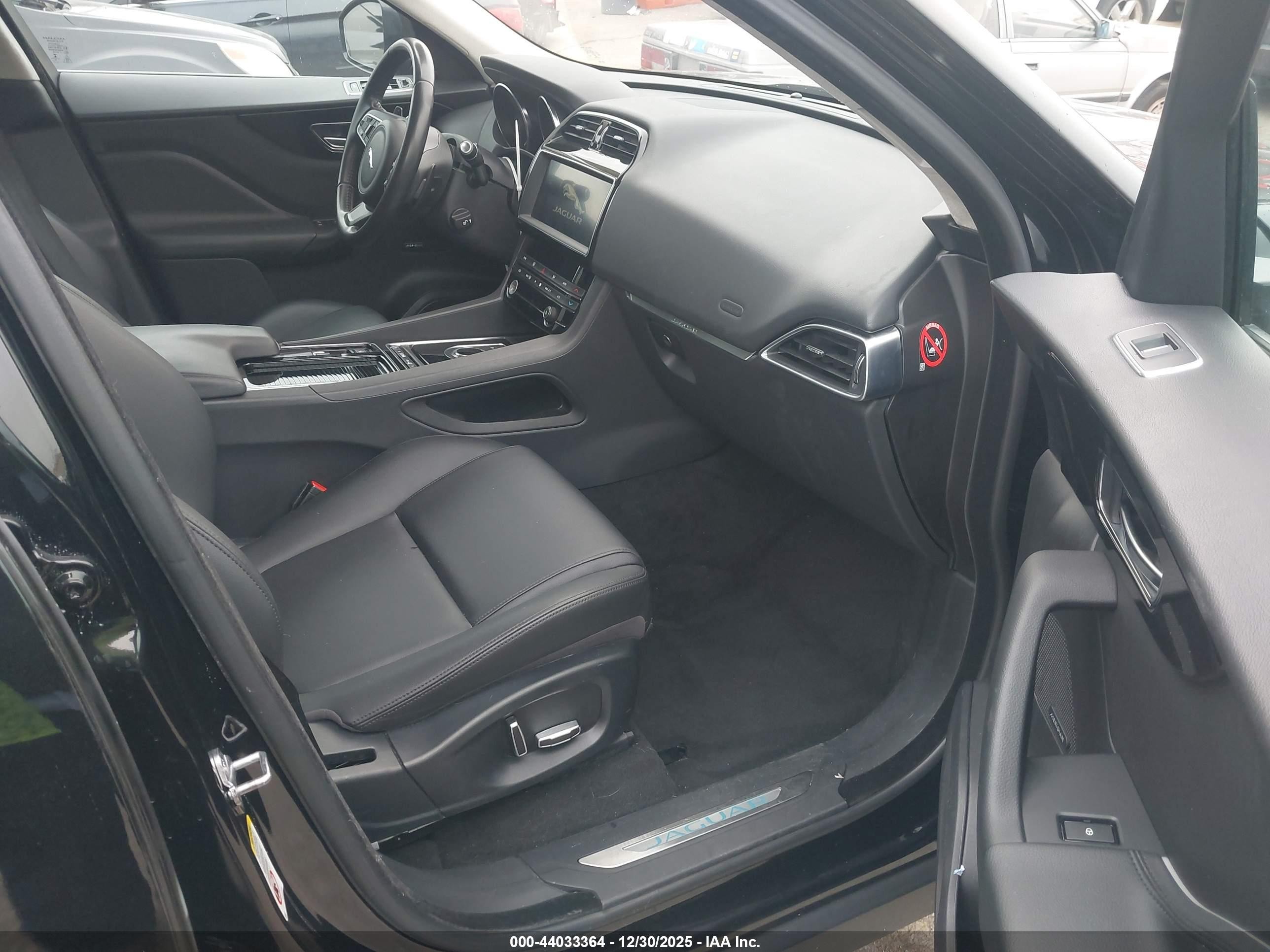 2019 Jaguar F-pace 25t Premium Черный vin: SADCJ2FX6KA396768