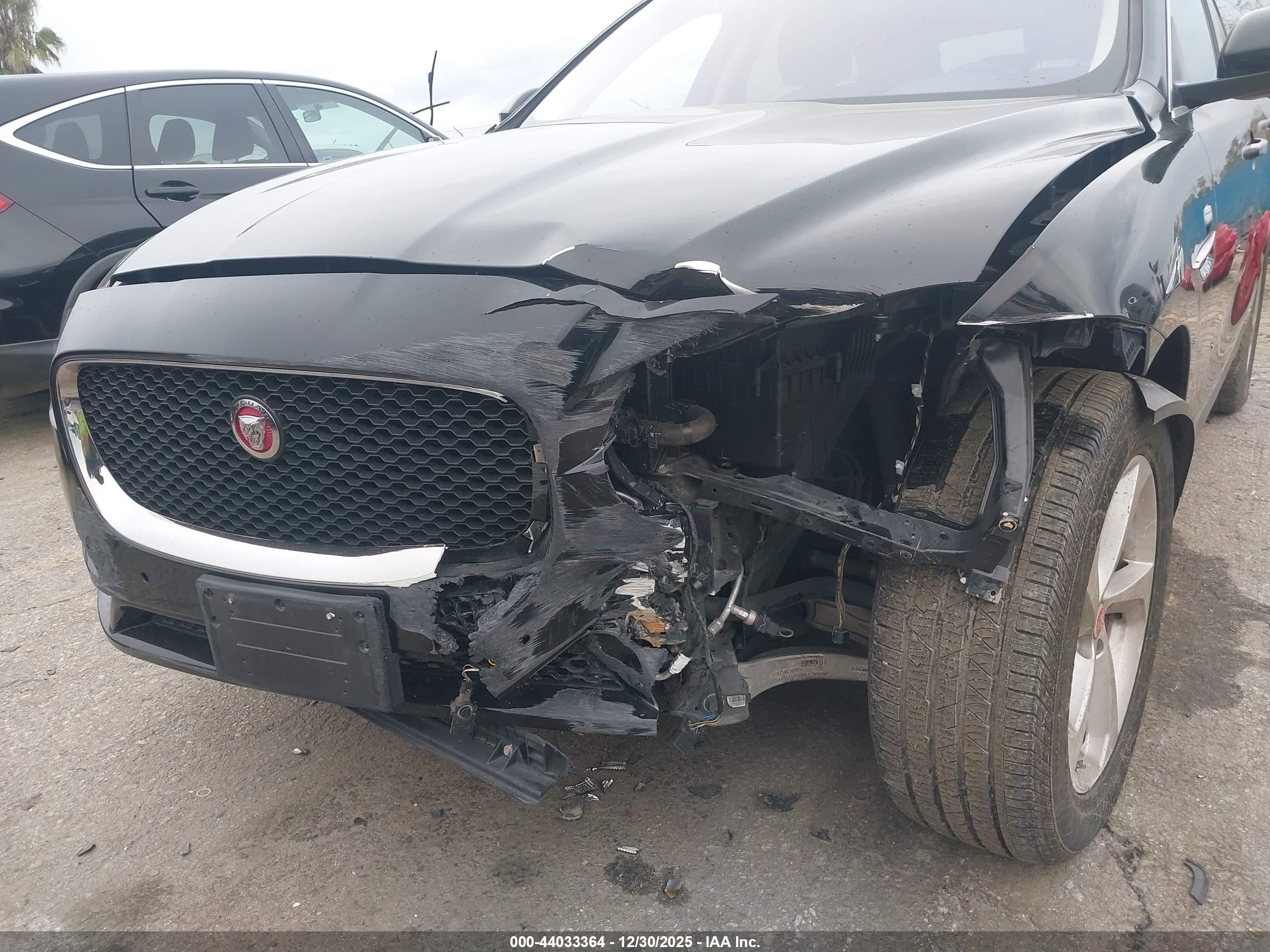 2019 Jaguar F-pace 25t Premium Черный vin: SADCJ2FX6KA396768