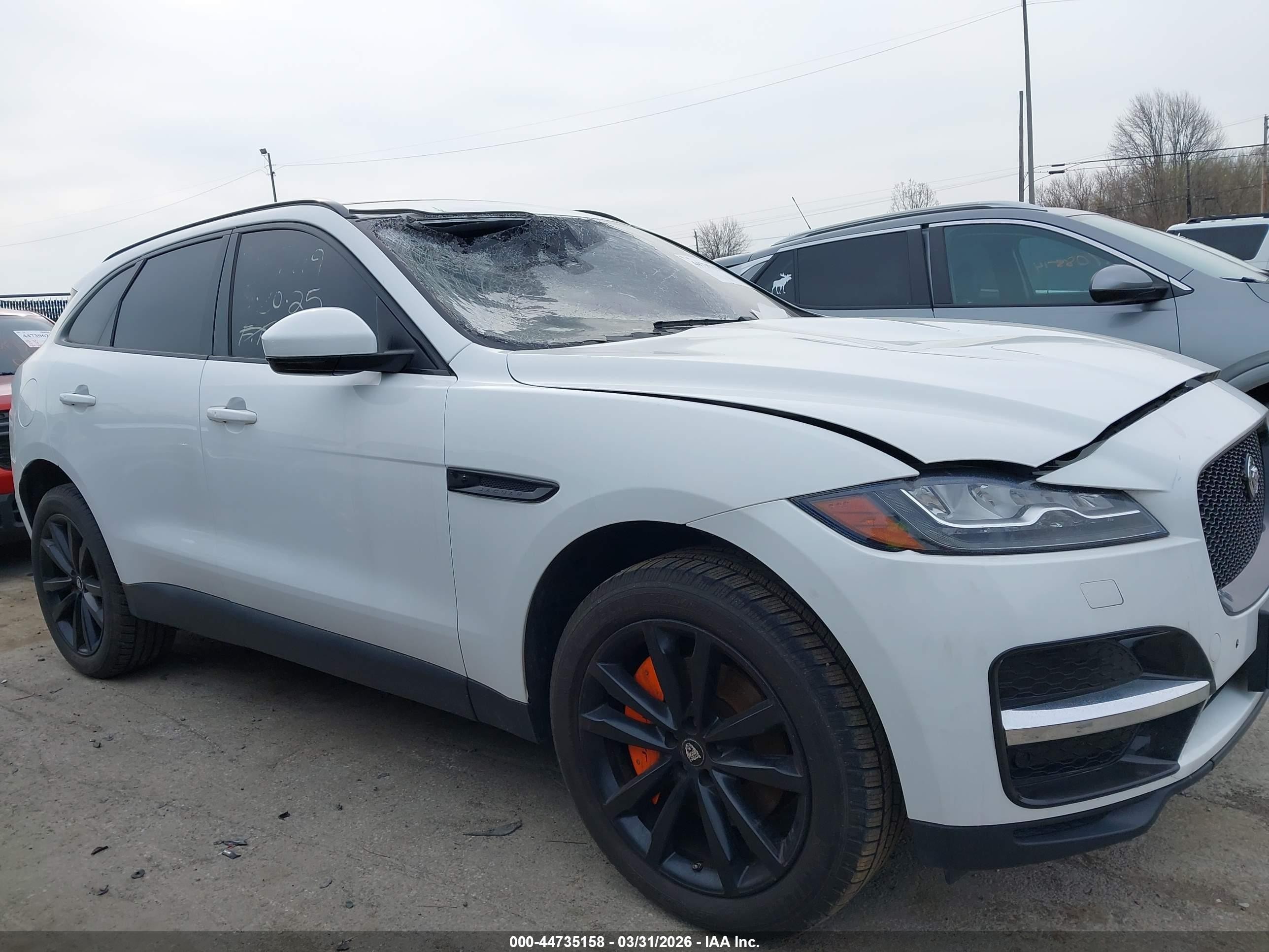 2017 Jaguar F-pace 35t Prestige White vin: SADCK2BV5HA491302