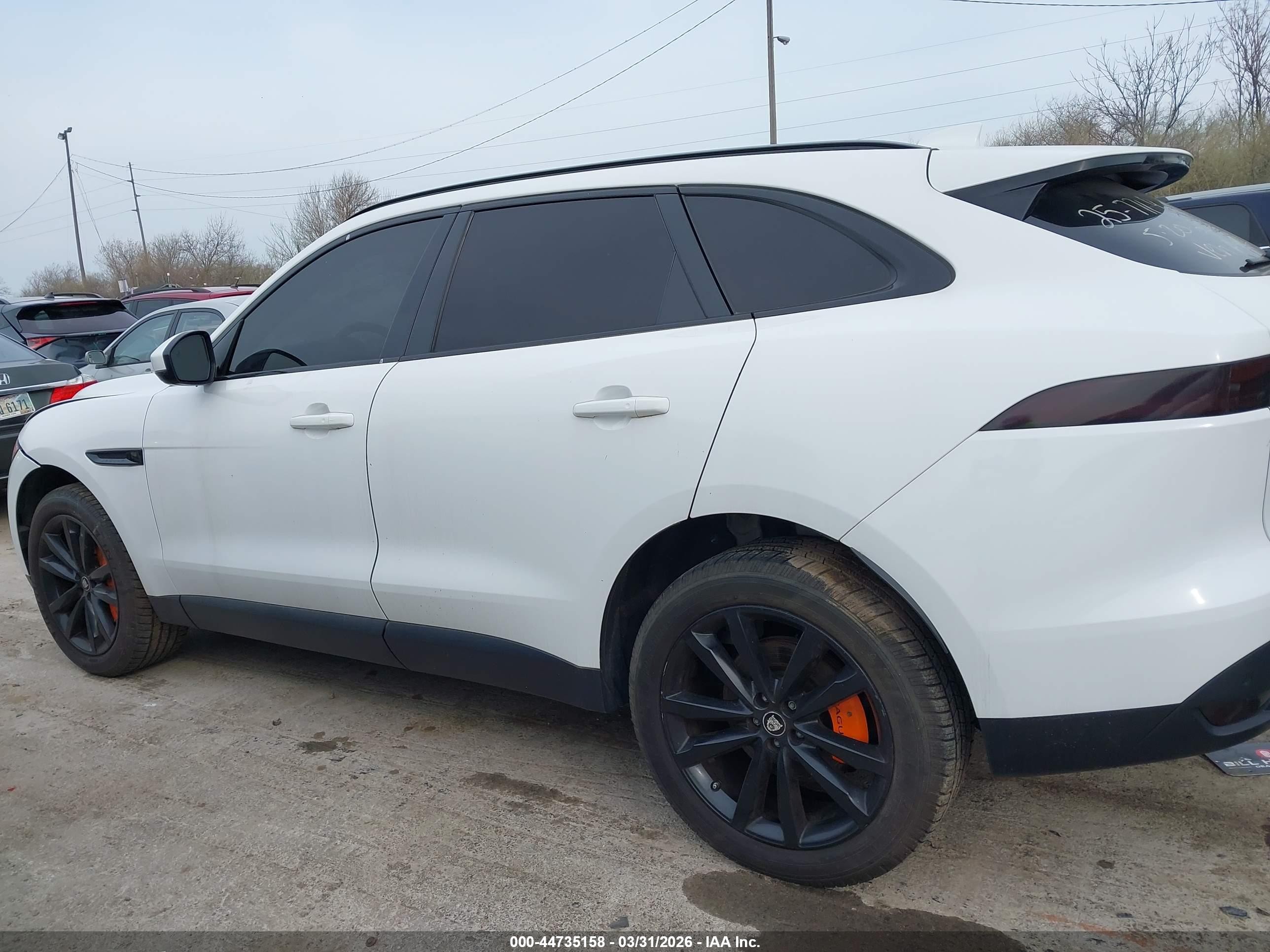 2017 Jaguar F-pace 35t Prestige White vin: SADCK2BV5HA491302