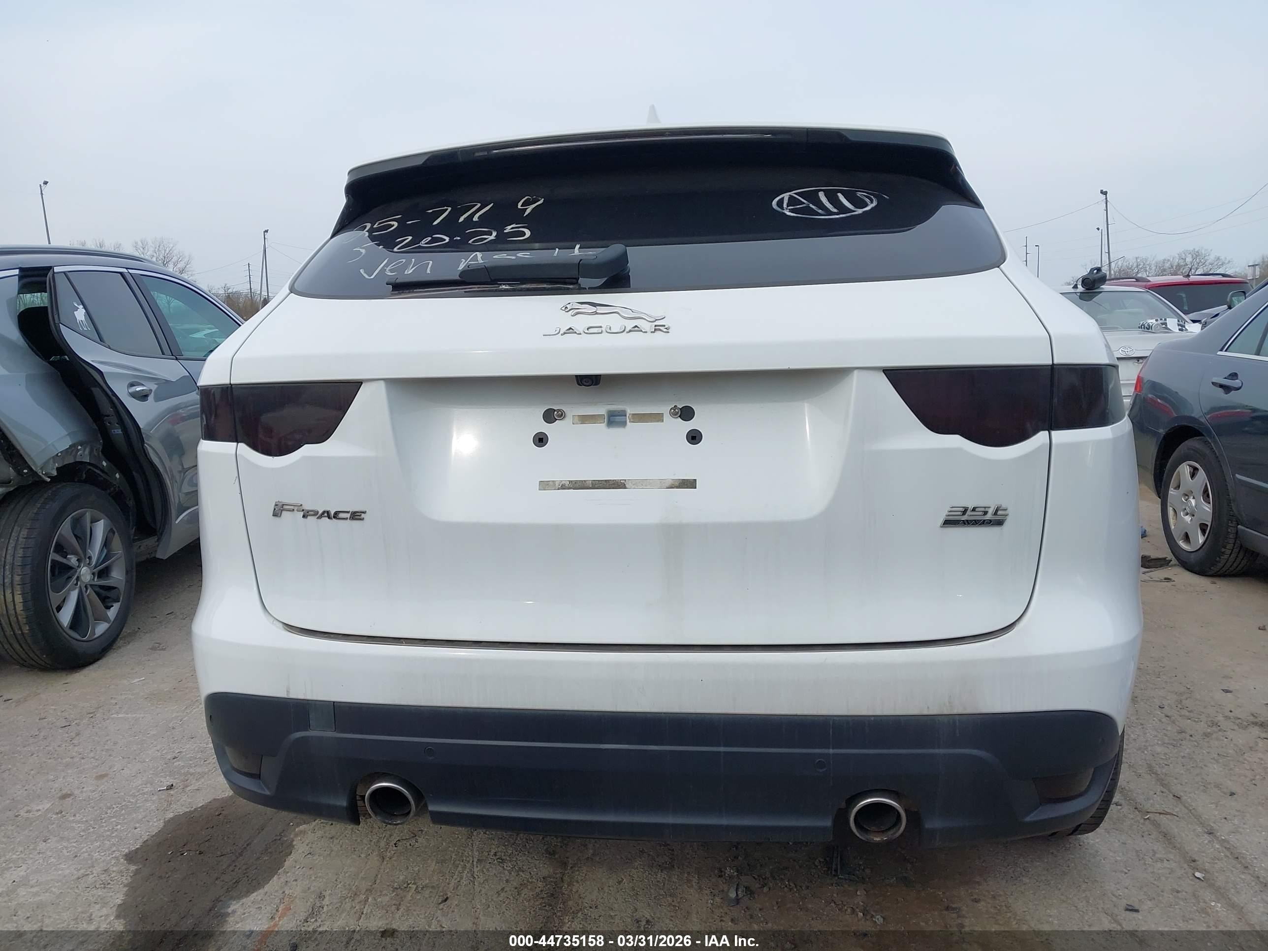 2017 Jaguar F-pace 35t Prestige White vin: SADCK2BV5HA491302