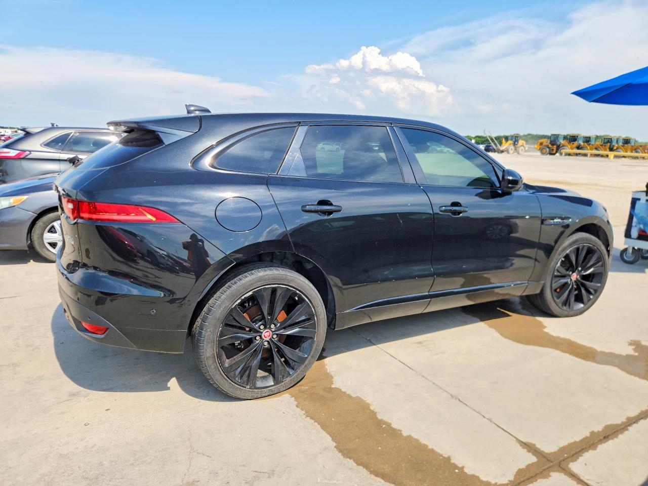 2017 Jaguar F-pace R - Sport Black vin: SADCL2BV3HA058087