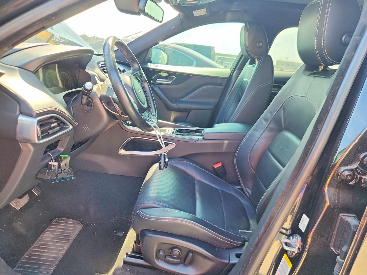2017 Jaguar F-pace R - Sport Black vin: SADCL2BV3HA058087