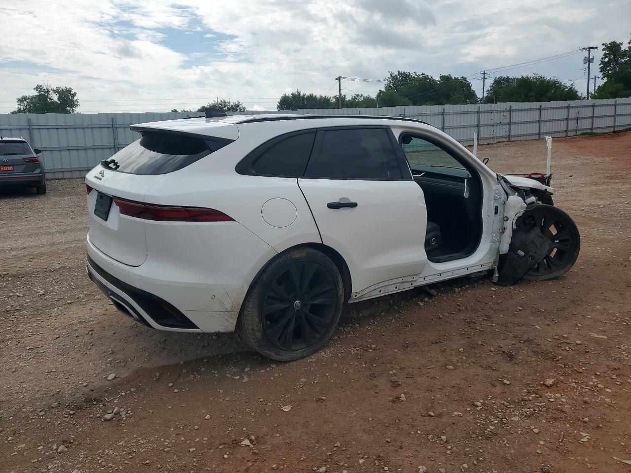 2024 Jaguar F-pace R-dynamic S White vin: SADCT2FU9RA732018