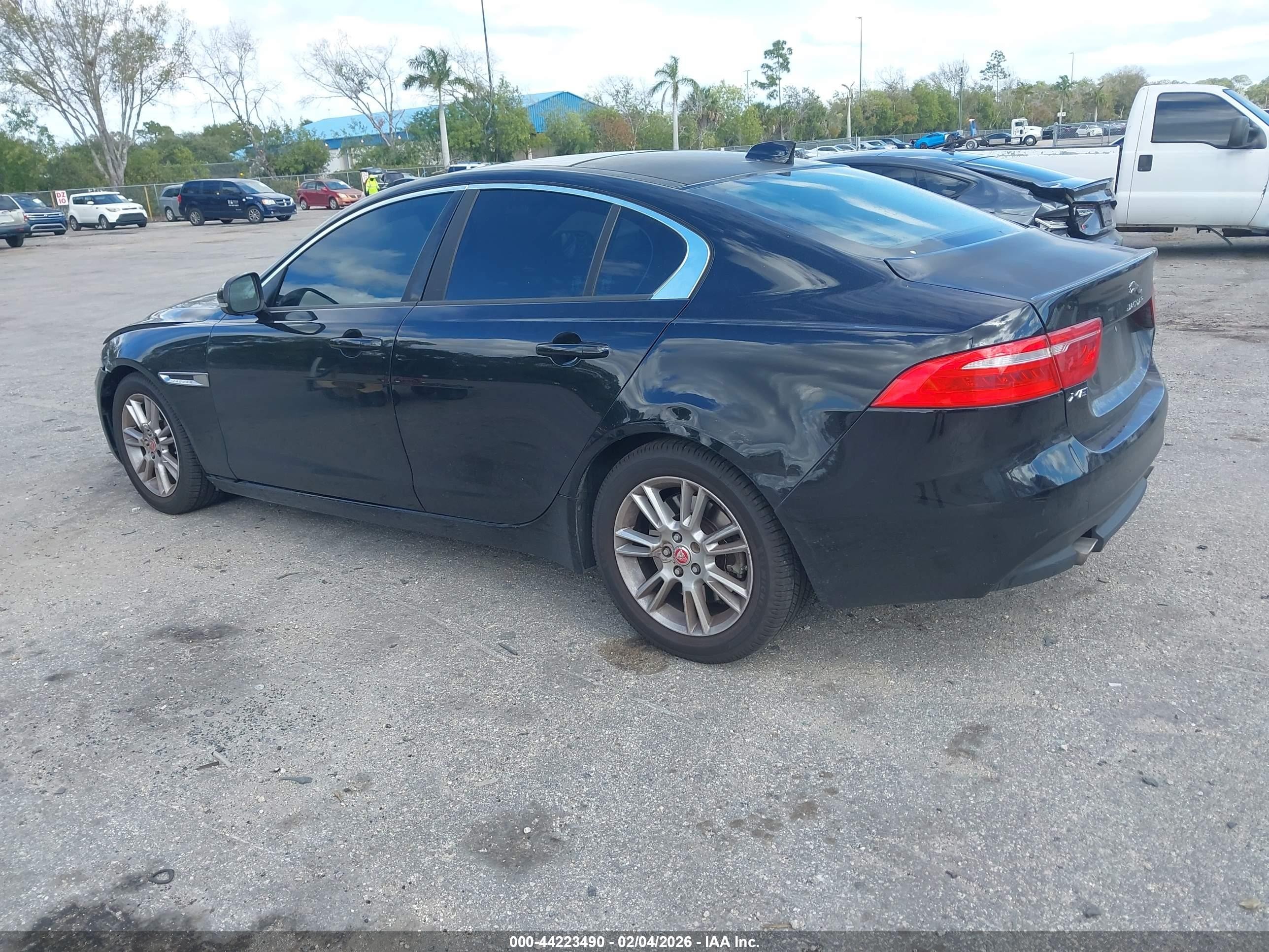 2018 Jaguar Xe 25t Premium Черный vin: SAJAD4FX4JCP31701