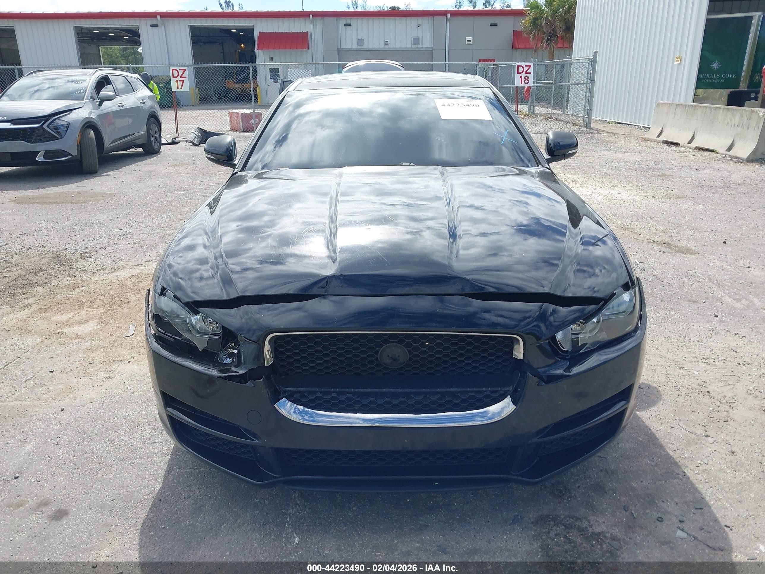 2018 Jaguar Xe 25t Premium Черный vin: SAJAD4FX4JCP31701