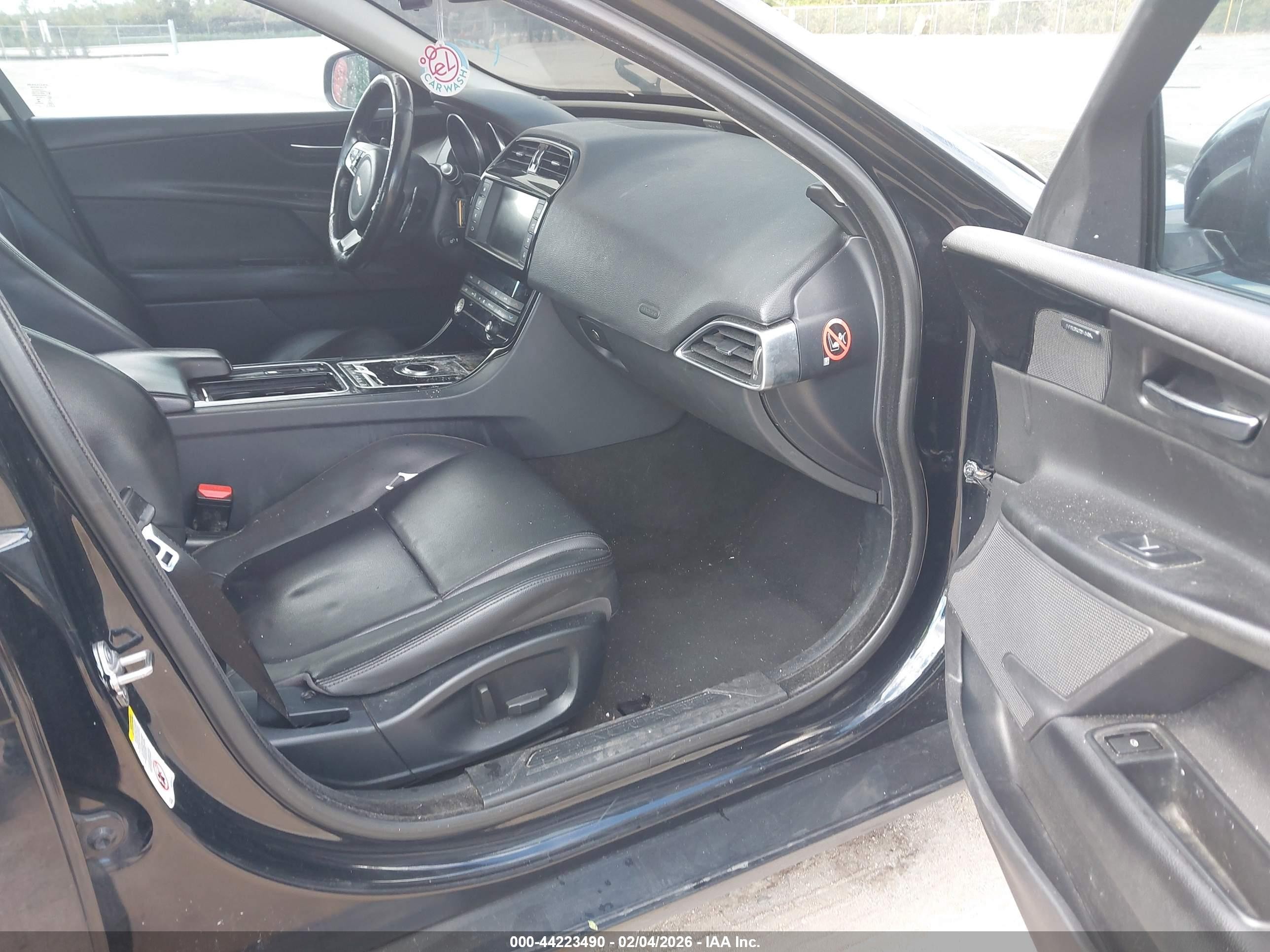 2018 Jaguar Xe 25t Premium Черный vin: SAJAD4FX4JCP31701