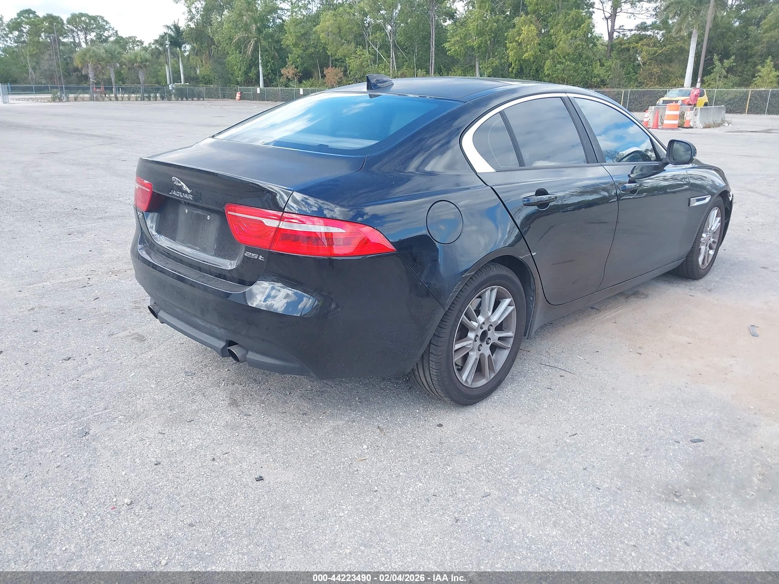 2018 Jaguar Xe 25t Premium Черный vin: SAJAD4FX4JCP31701