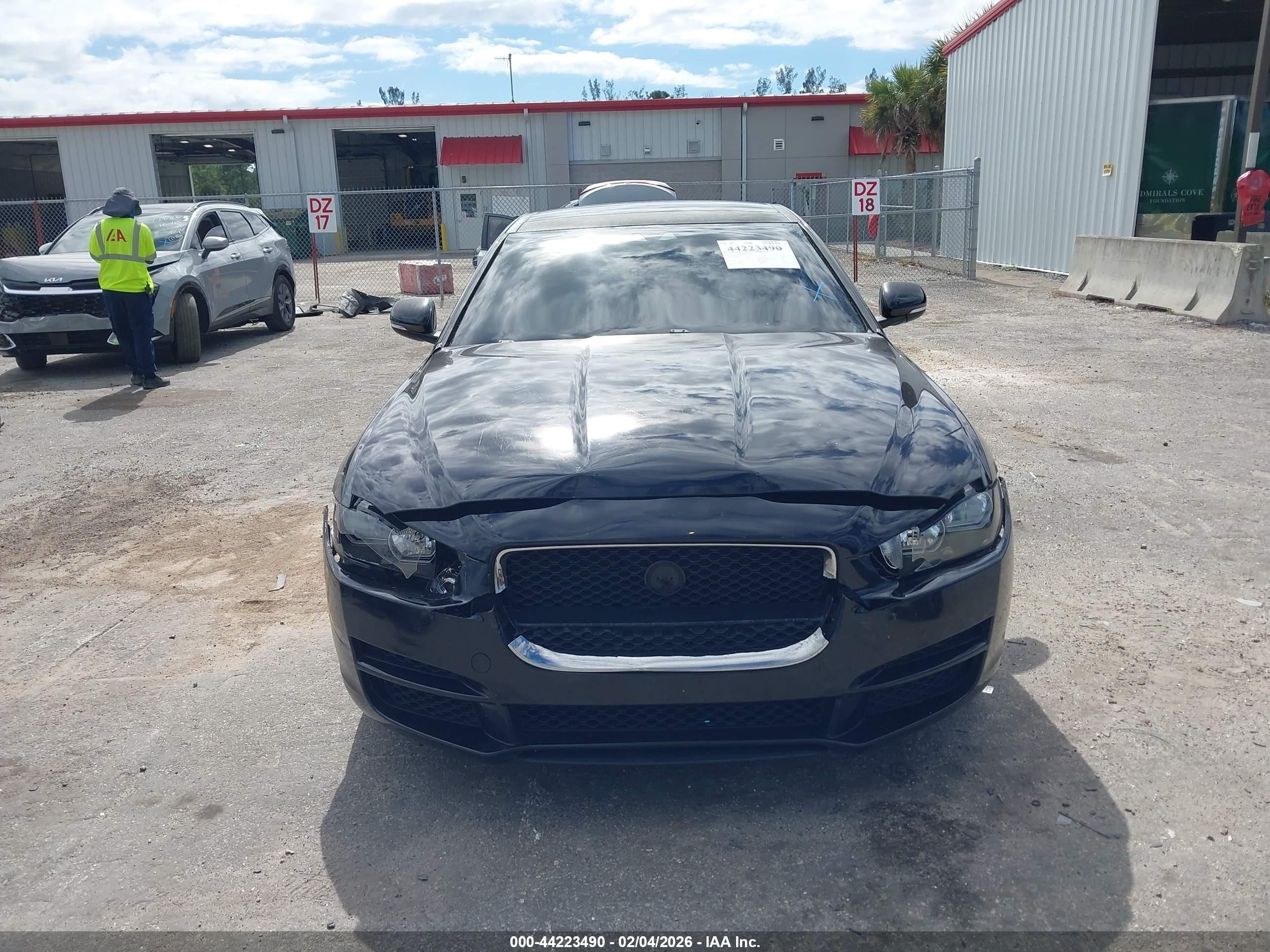 2018 Jaguar Xe 25t Premium Черный vin: SAJAD4FX4JCP31701
