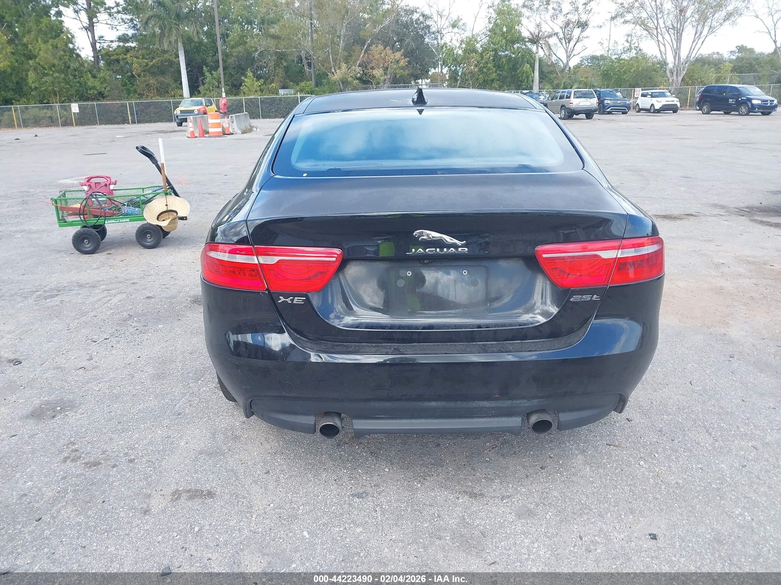 2018 Jaguar Xe 25t Premium Черный vin: SAJAD4FX4JCP31701