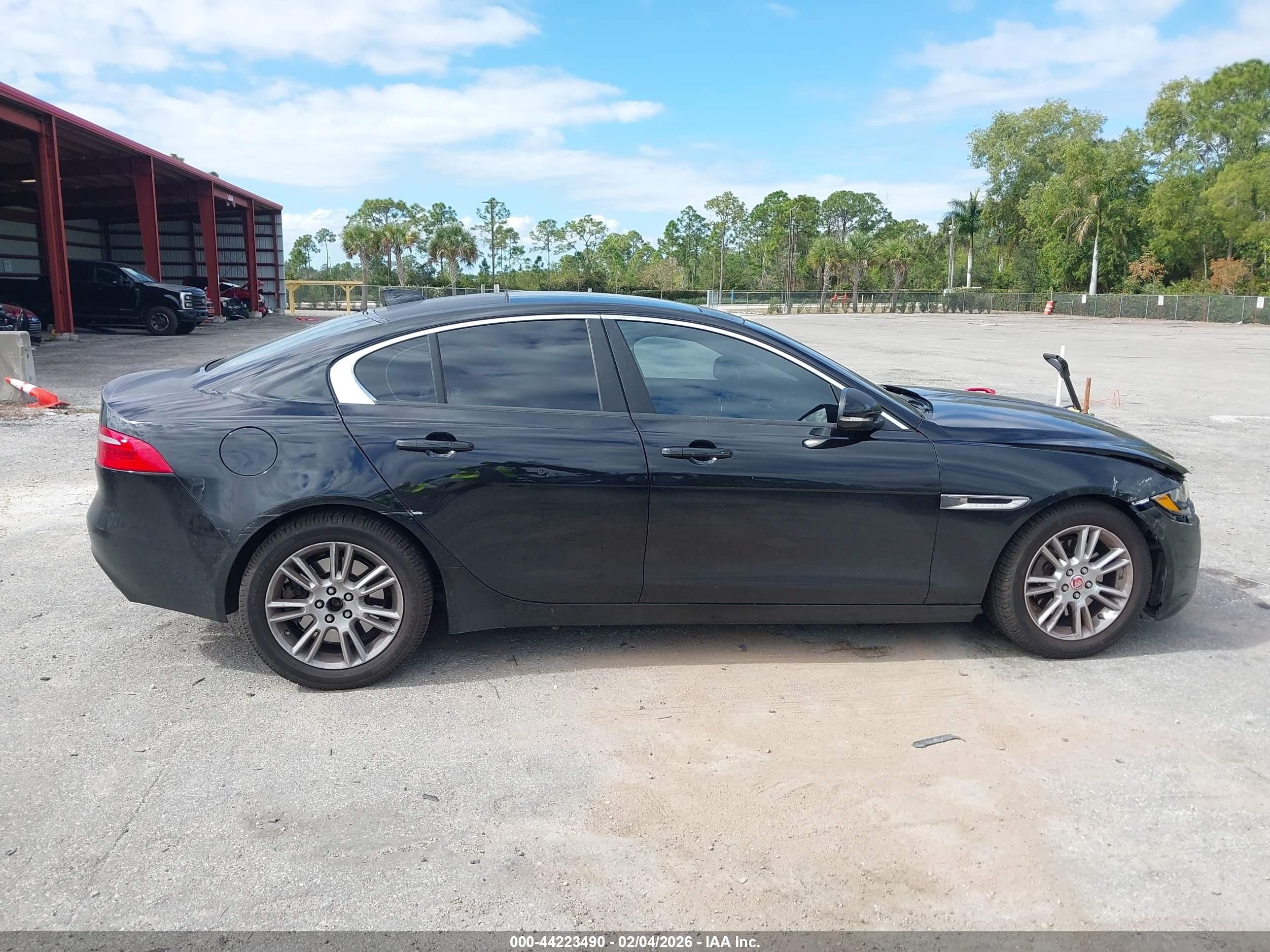 2018 Jaguar Xe 25t Premium Черный vin: SAJAD4FX4JCP31701
