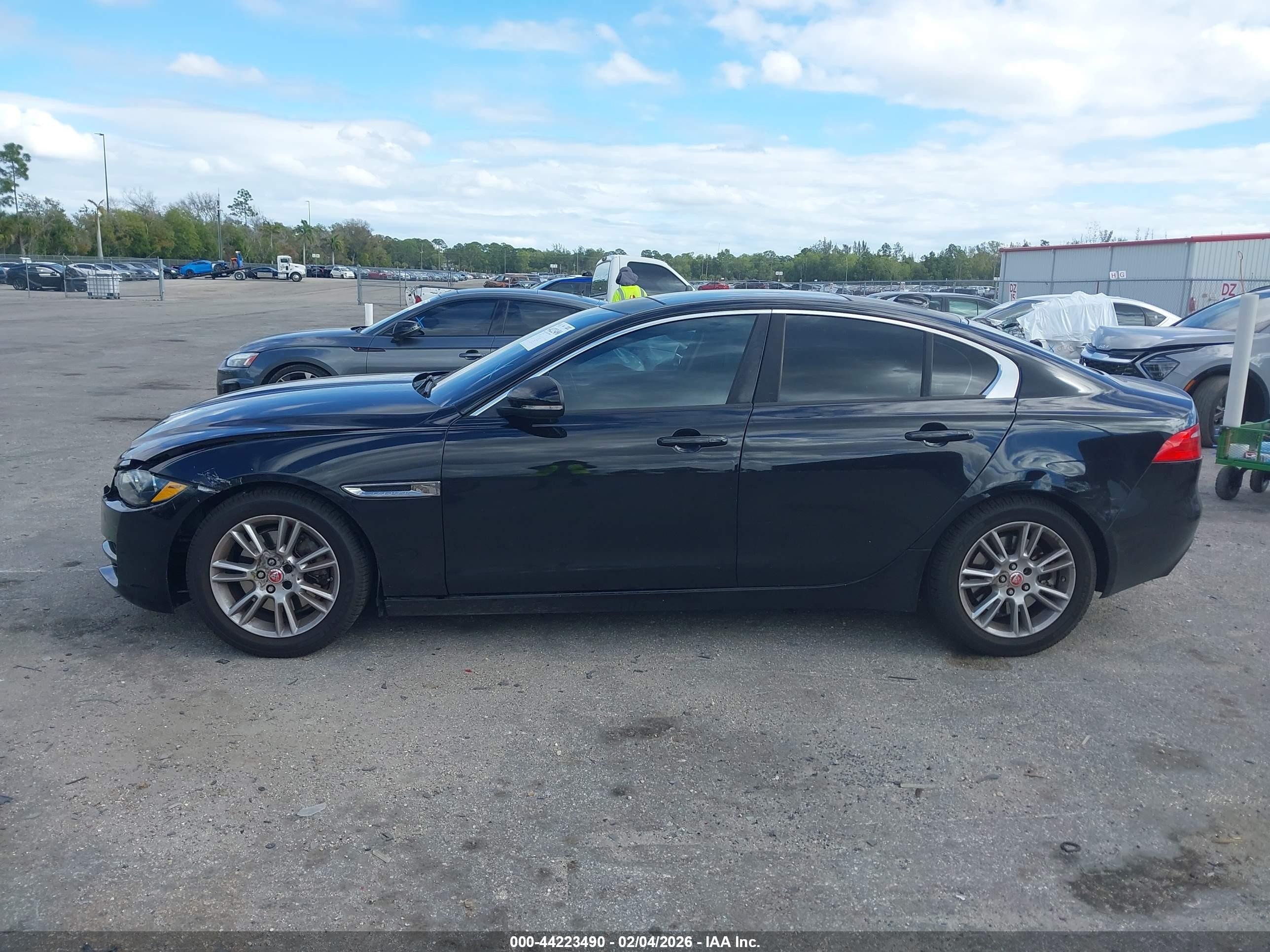 2018 Jaguar Xe 25t Premium Черный vin: SAJAD4FX4JCP31701