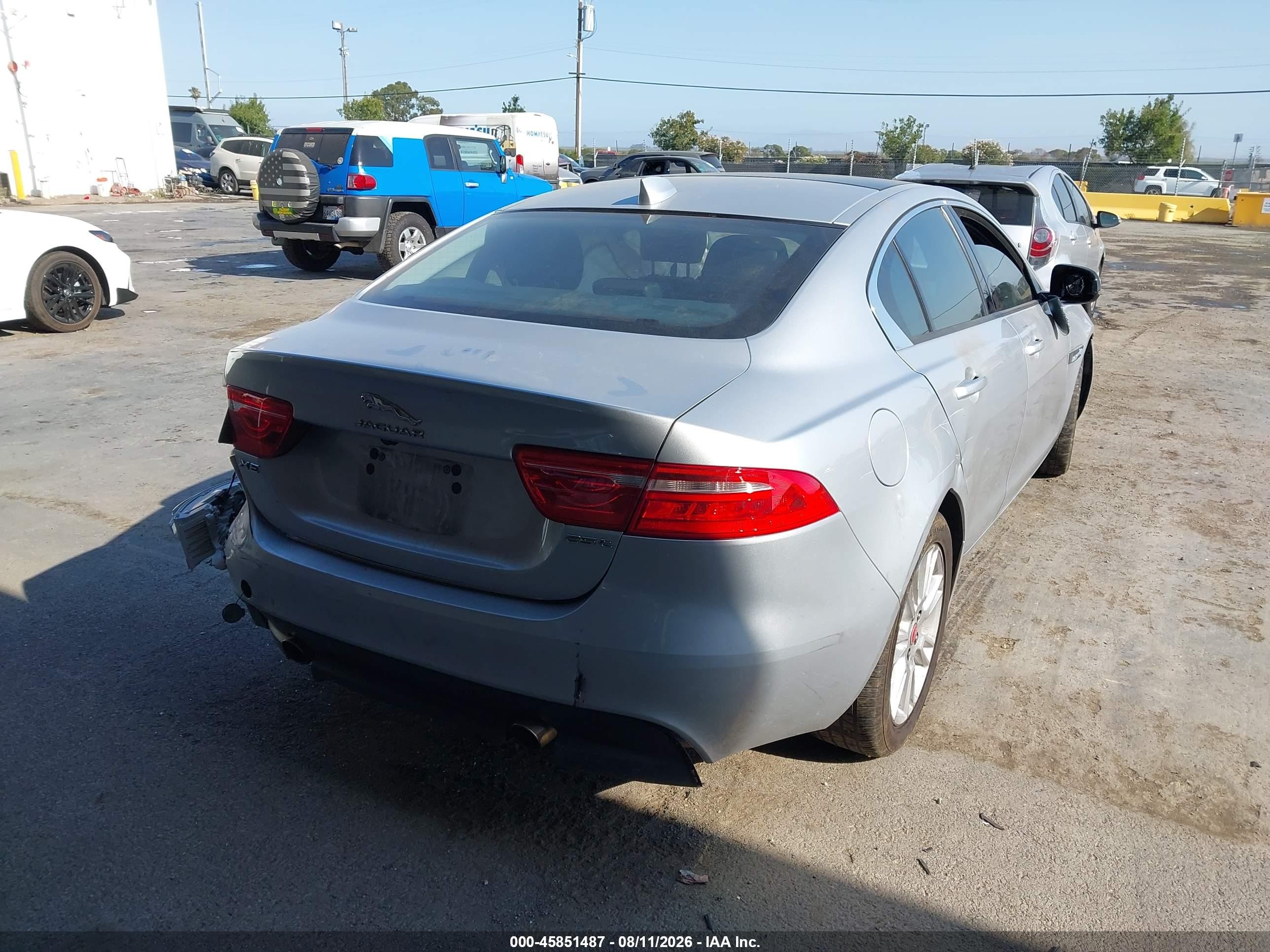 2018 Jaguar Xe 25t Premium Серебряный vin: SAJAD4FX8JCP25318