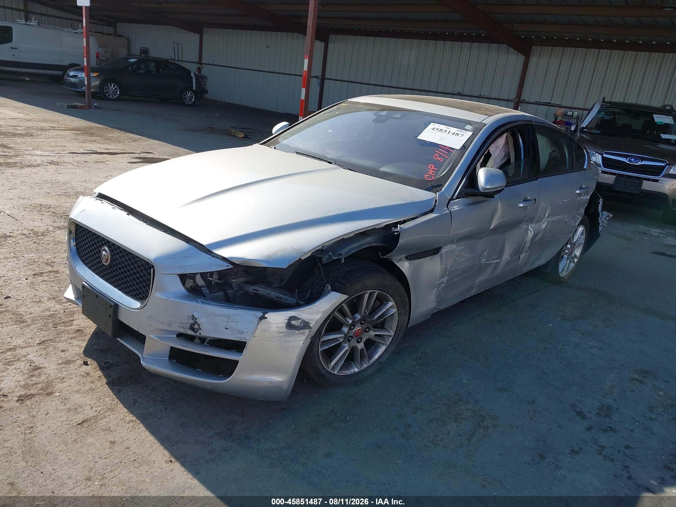 2018 Jaguar Xe 25t Premium Серебряный vin: SAJAD4FX8JCP25318