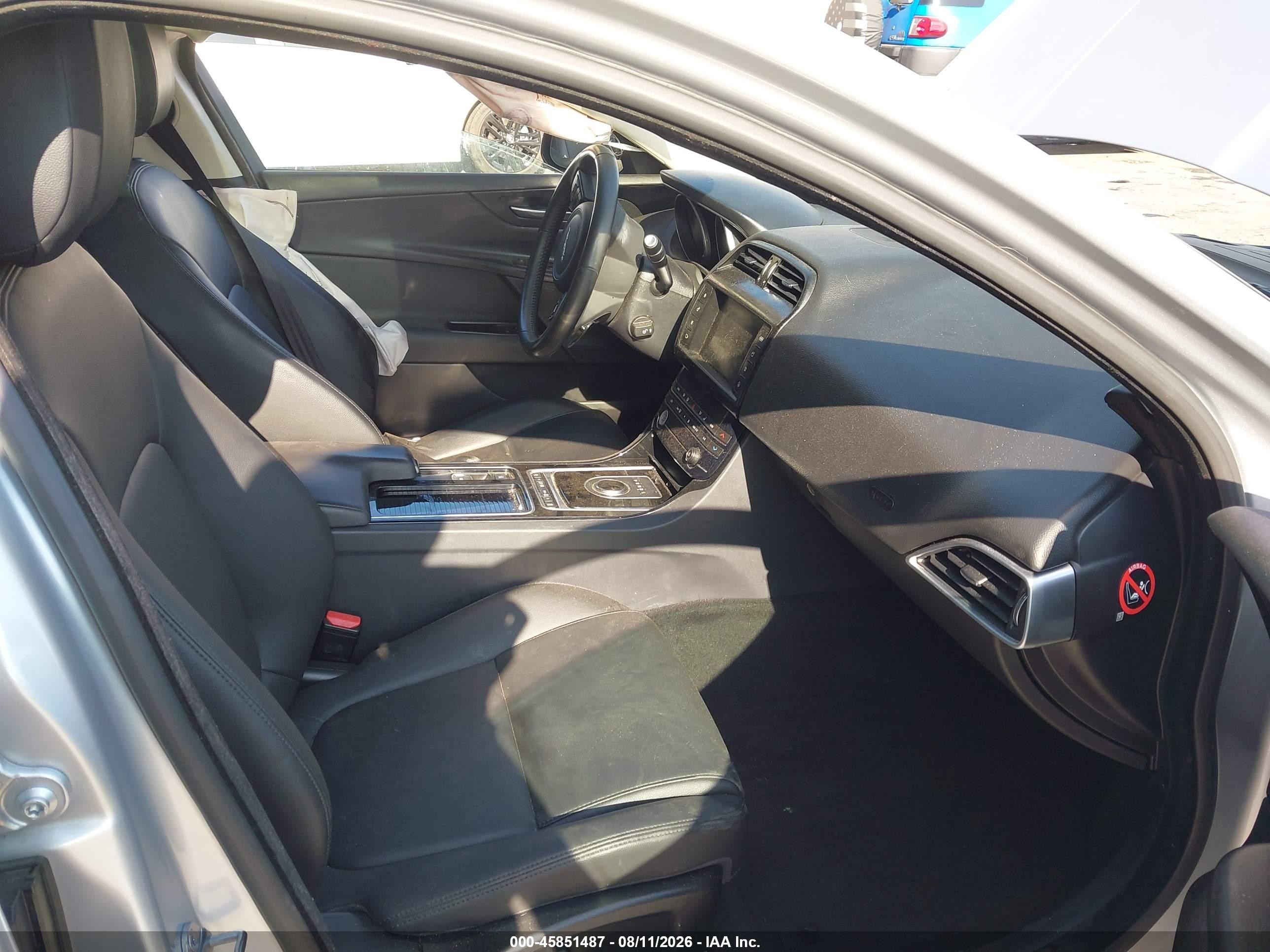 2018 Jaguar Xe 25t Premium Серебряный vin: SAJAD4FX8JCP25318
