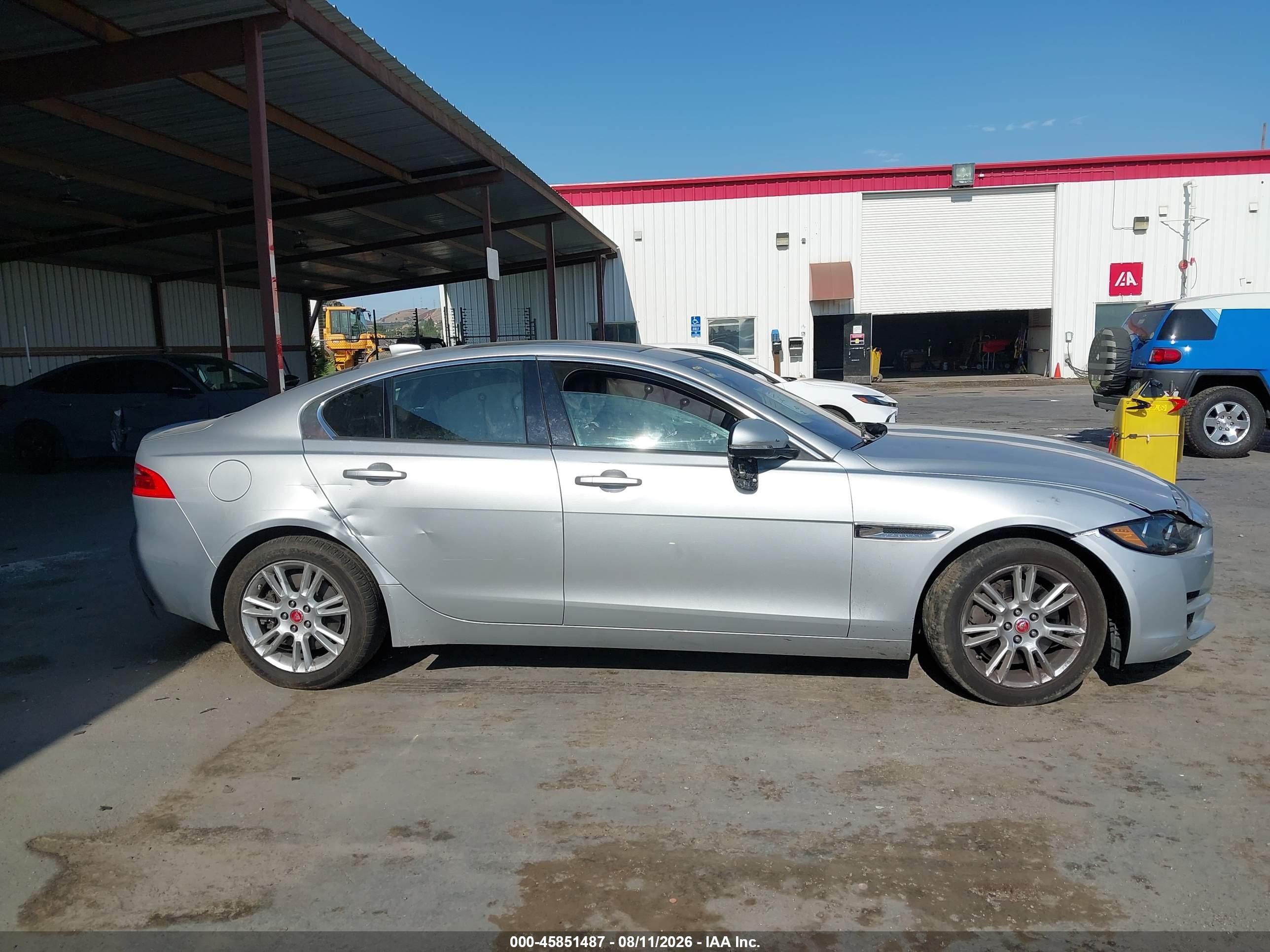 2018 Jaguar Xe 25t Premium Серебряный vin: SAJAD4FX8JCP25318