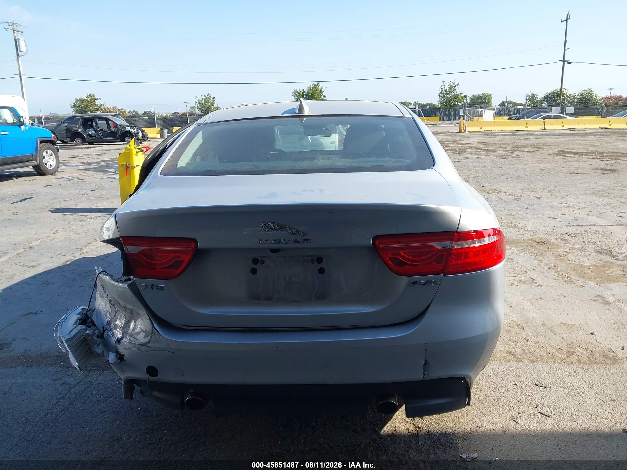 2018 Jaguar Xe 25t Premium Серебряный vin: SAJAD4FX8JCP25318
