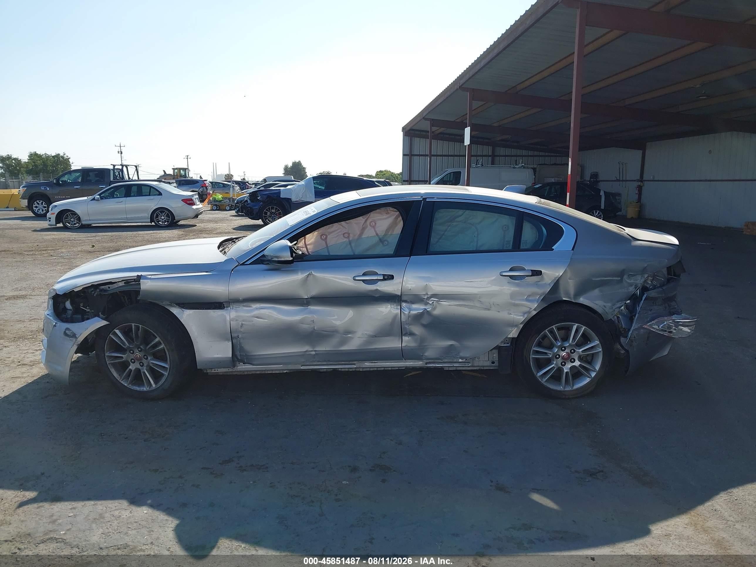 2018 Jaguar Xe 25t Premium Серебряный vin: SAJAD4FX8JCP25318