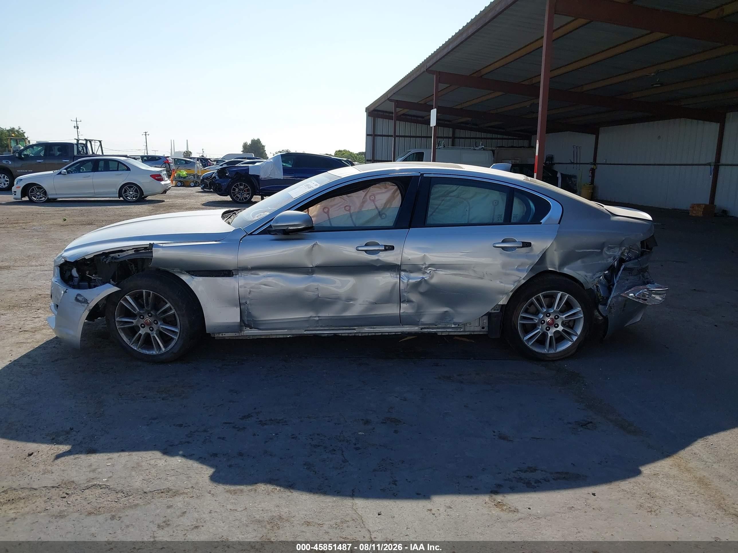 2018 Jaguar Xe 25t Premium Серебряный vin: SAJAD4FX8JCP25318