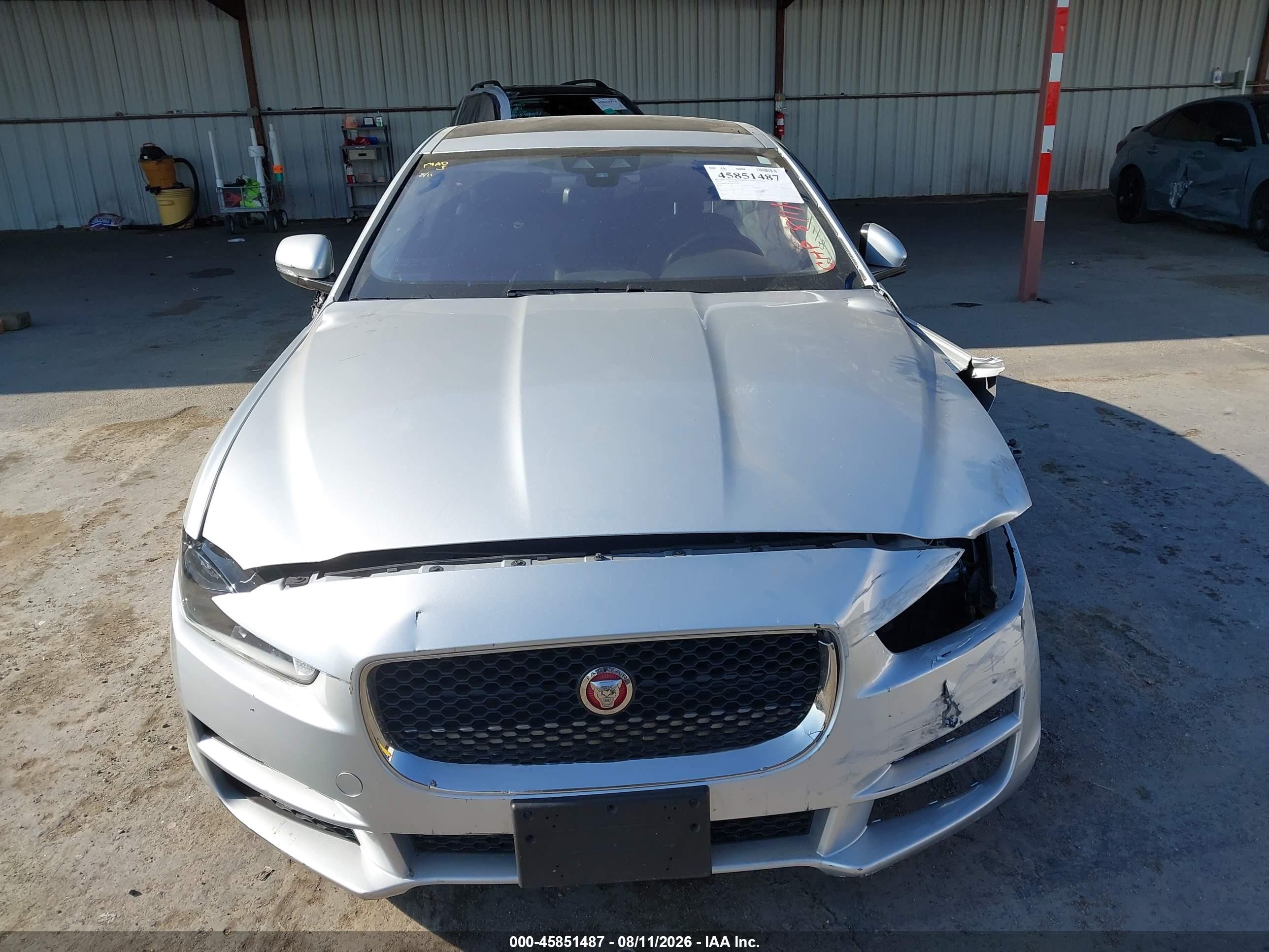 2018 Jaguar Xe 25t Premium Серебряный vin: SAJAD4FX8JCP25318