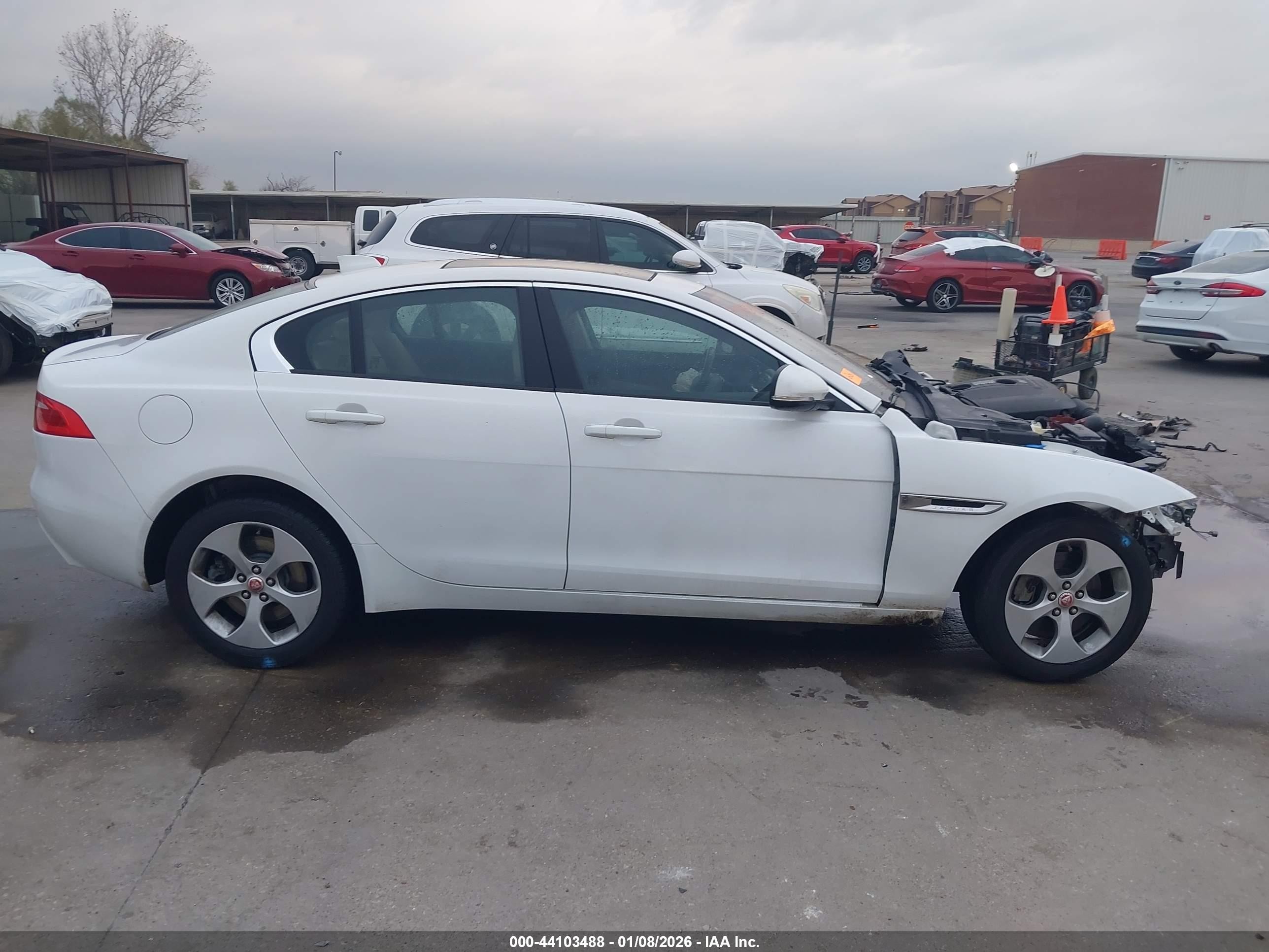 2017 Jaguar Xe 25t Белый vin: SAJAR4BG5HA972101