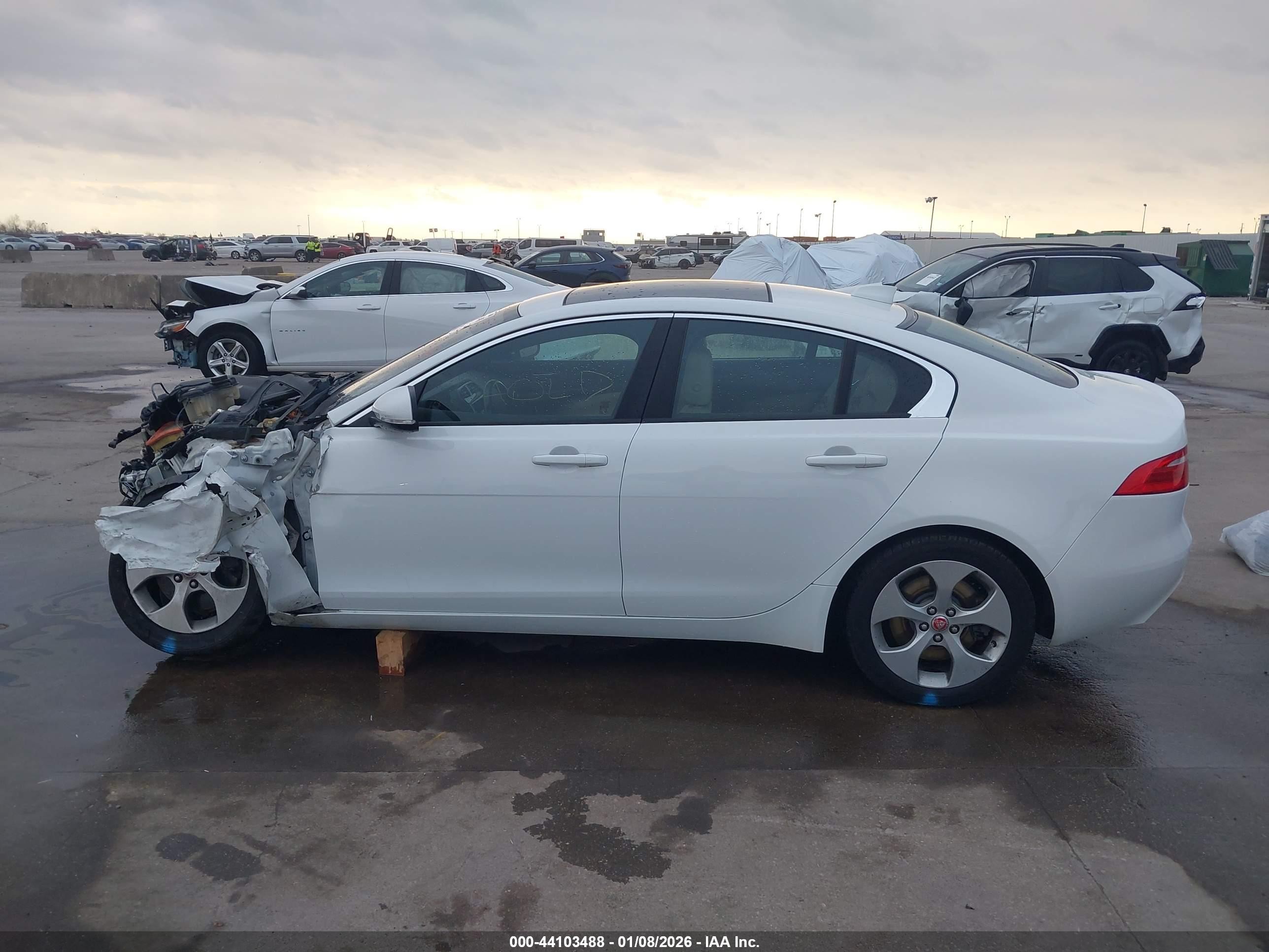 2017 Jaguar Xe 25t Белый vin: SAJAR4BG5HA972101