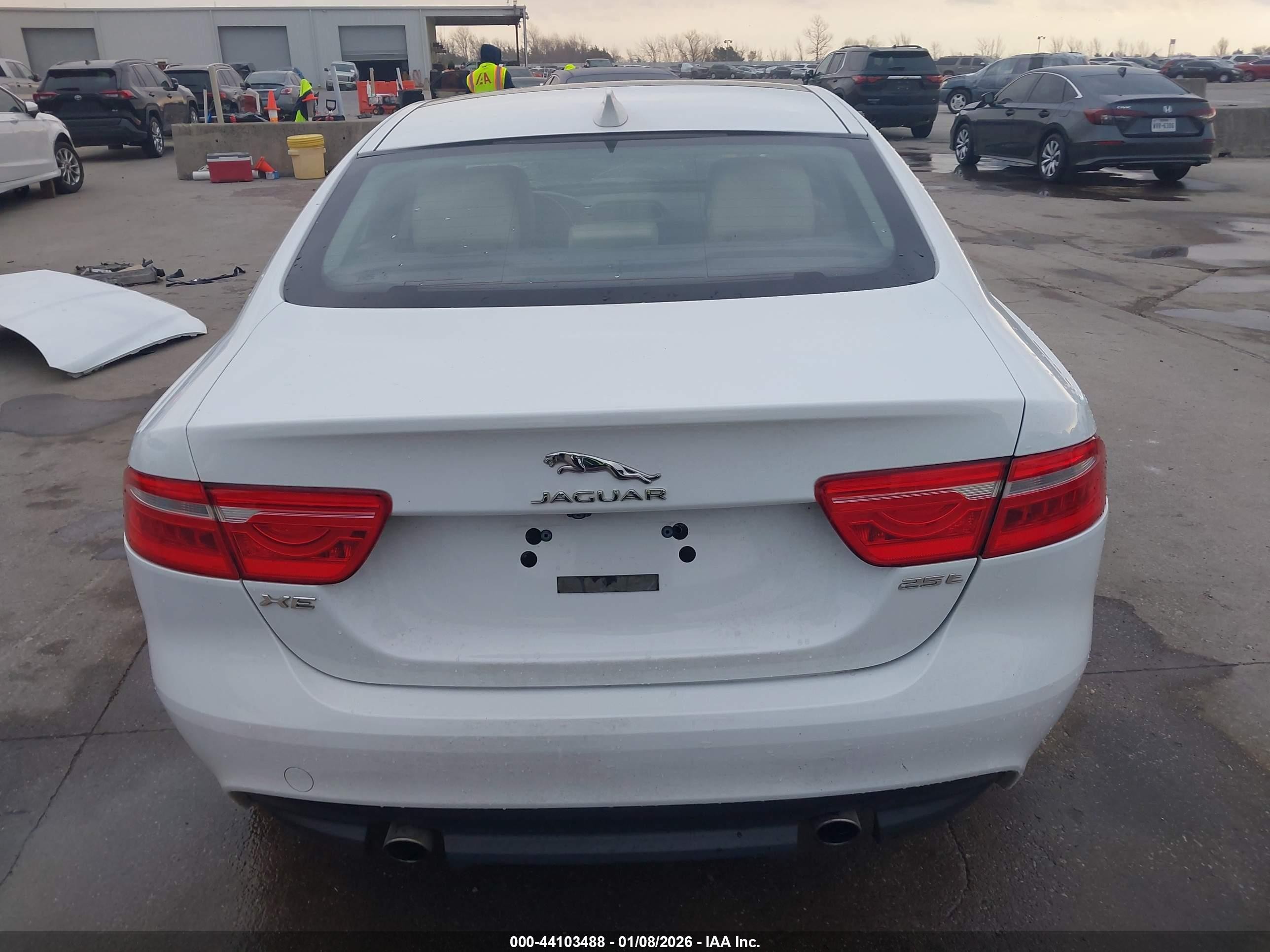 2017 Jaguar Xe 25t Белый vin: SAJAR4BG5HA972101