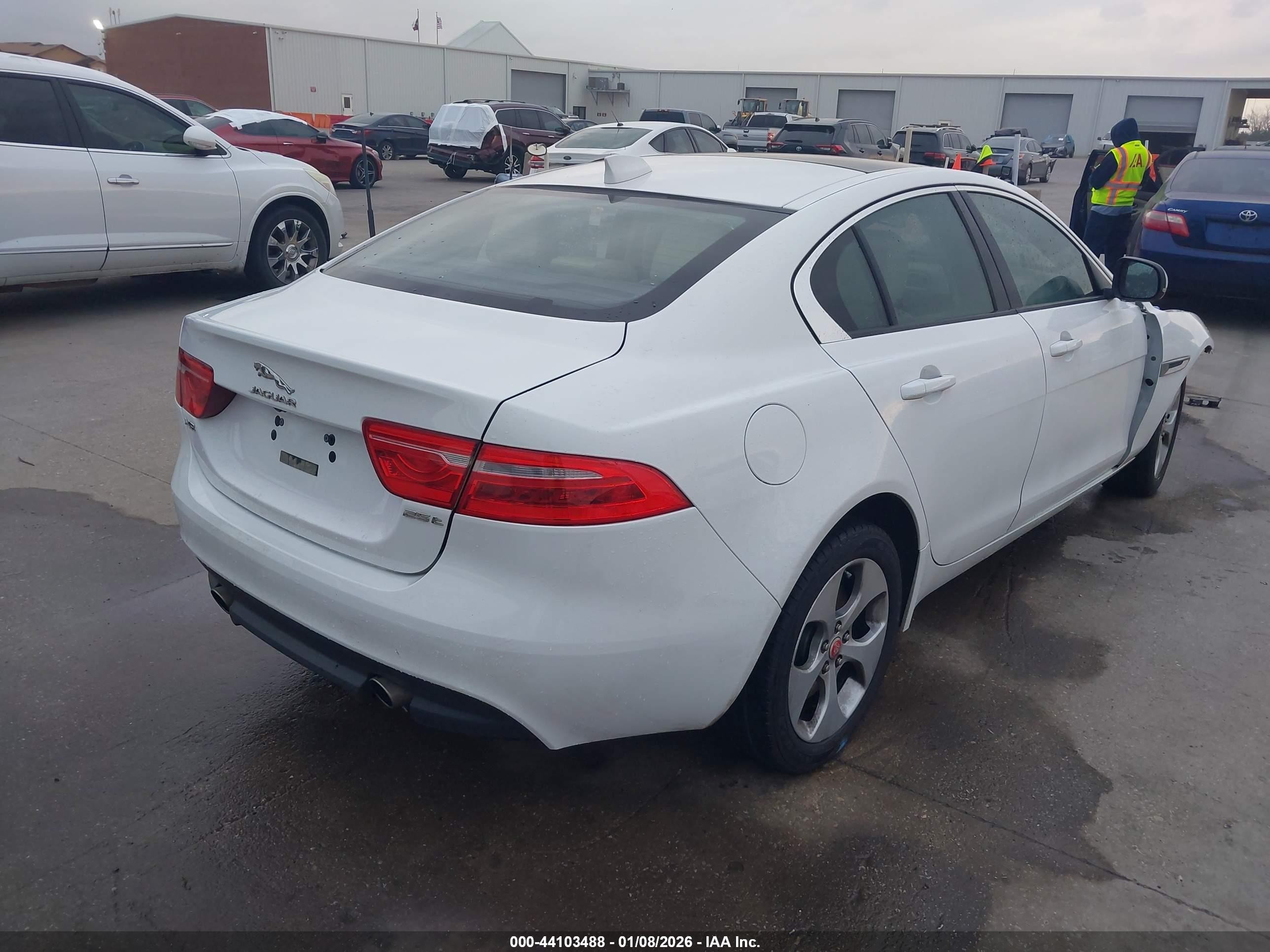 2017 Jaguar Xe 25t Белый vin: SAJAR4BG5HA972101