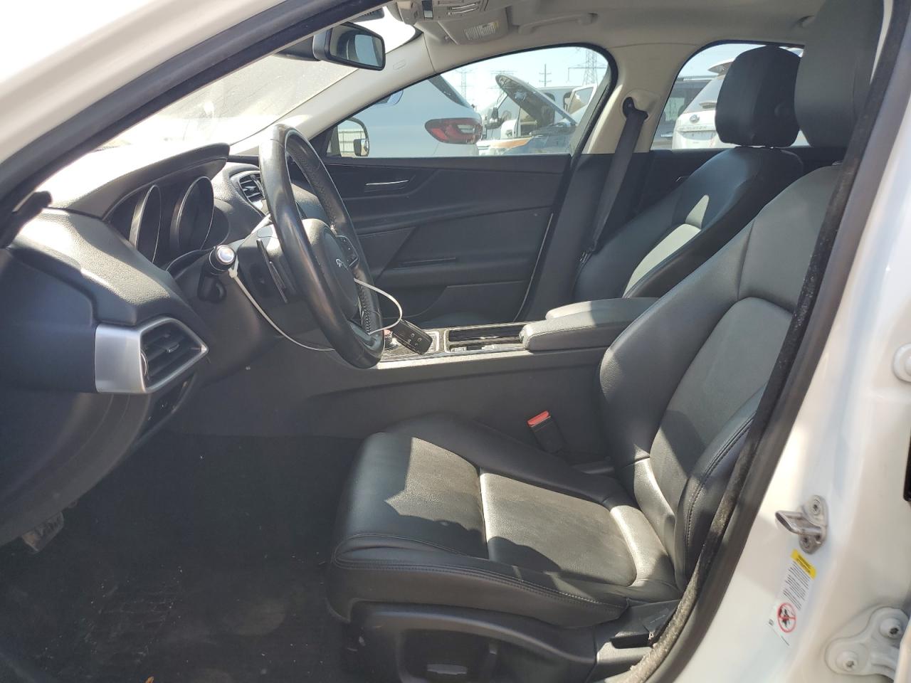 2018 Jaguar Xe White vin: SAJAS4FX5JCP19501