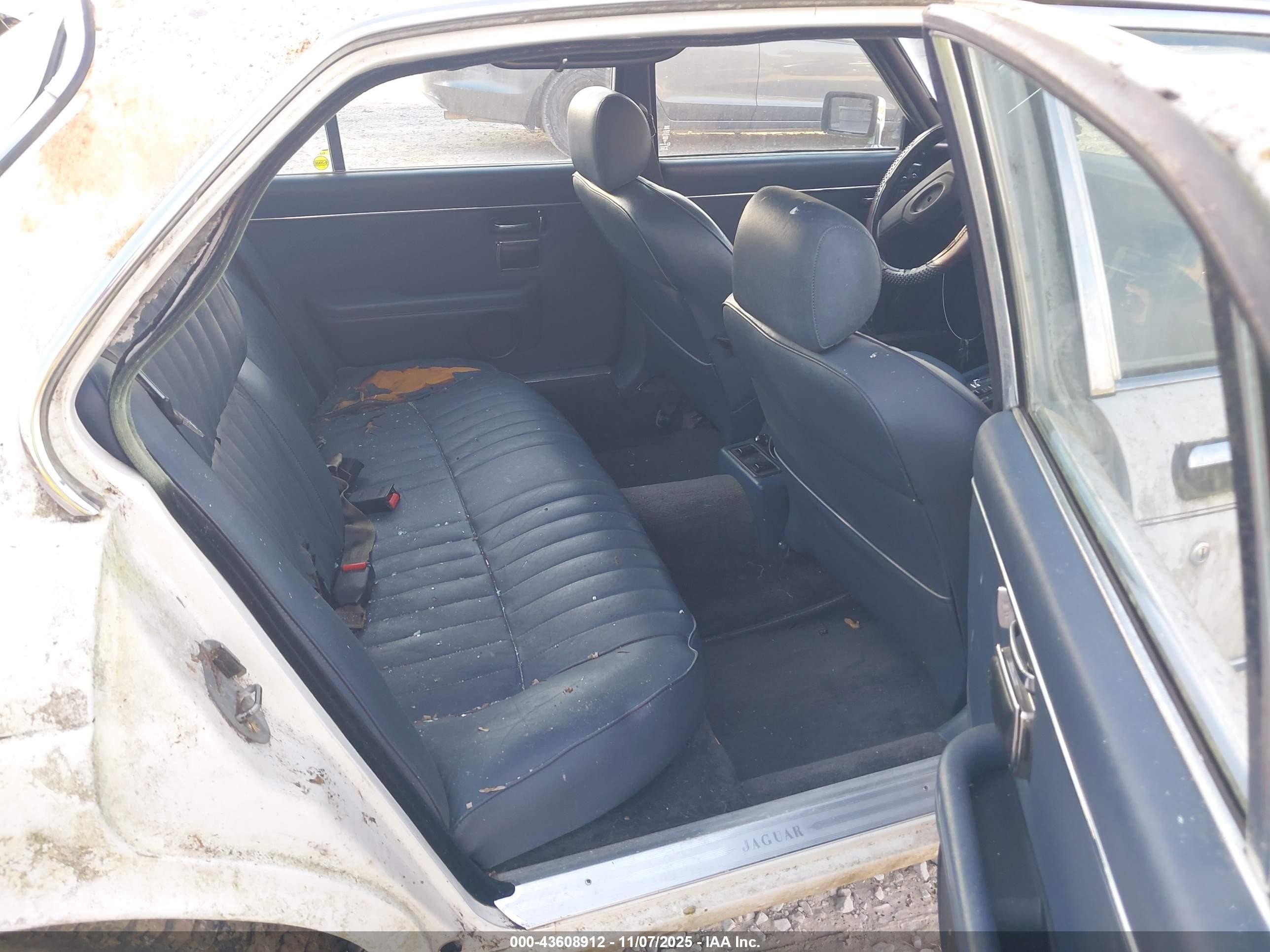 1985 Jaguar Xj6   White vin: SAJAV1344FC430441