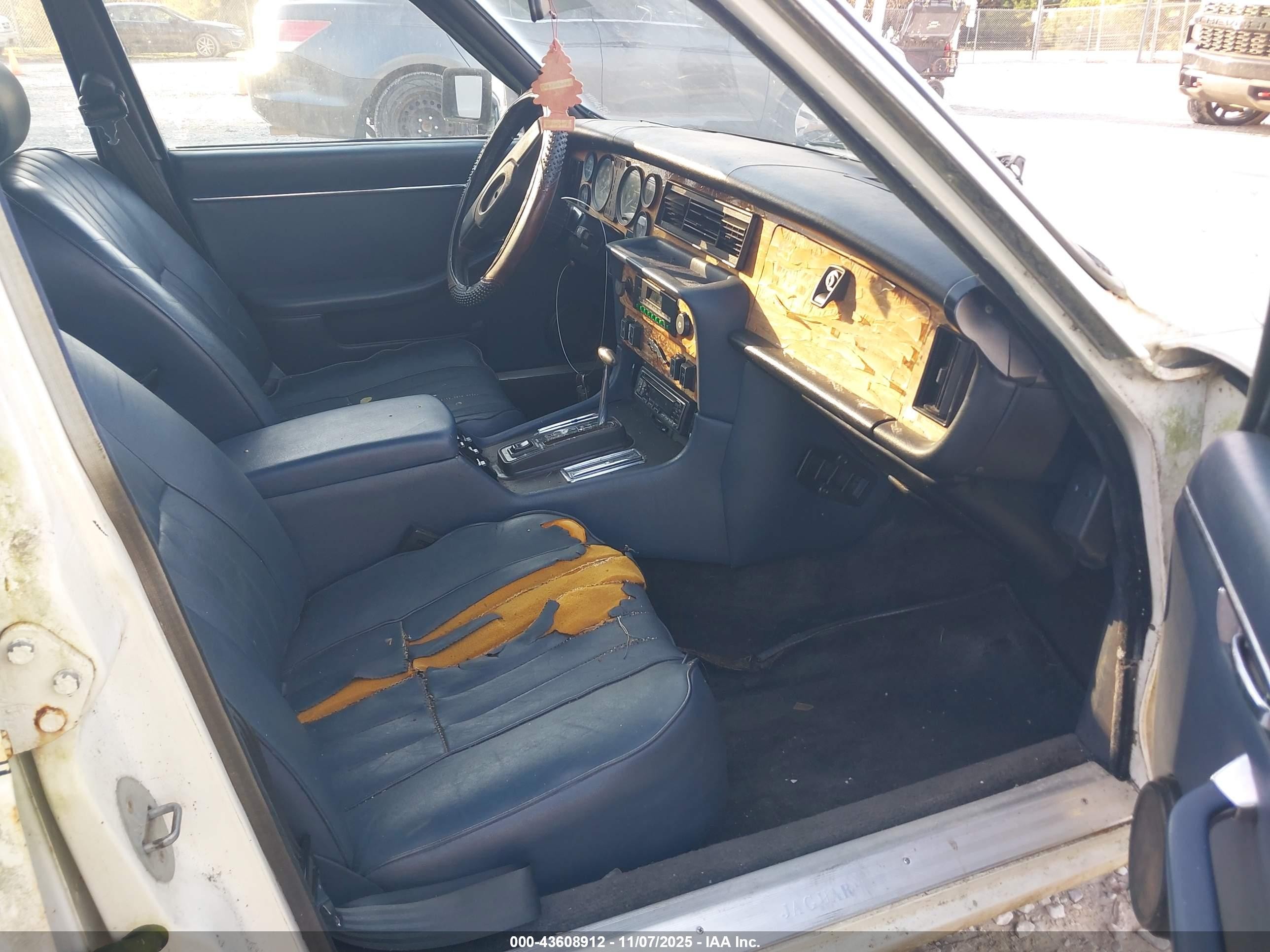 1985 Jaguar Xj6   White vin: SAJAV1344FC430441